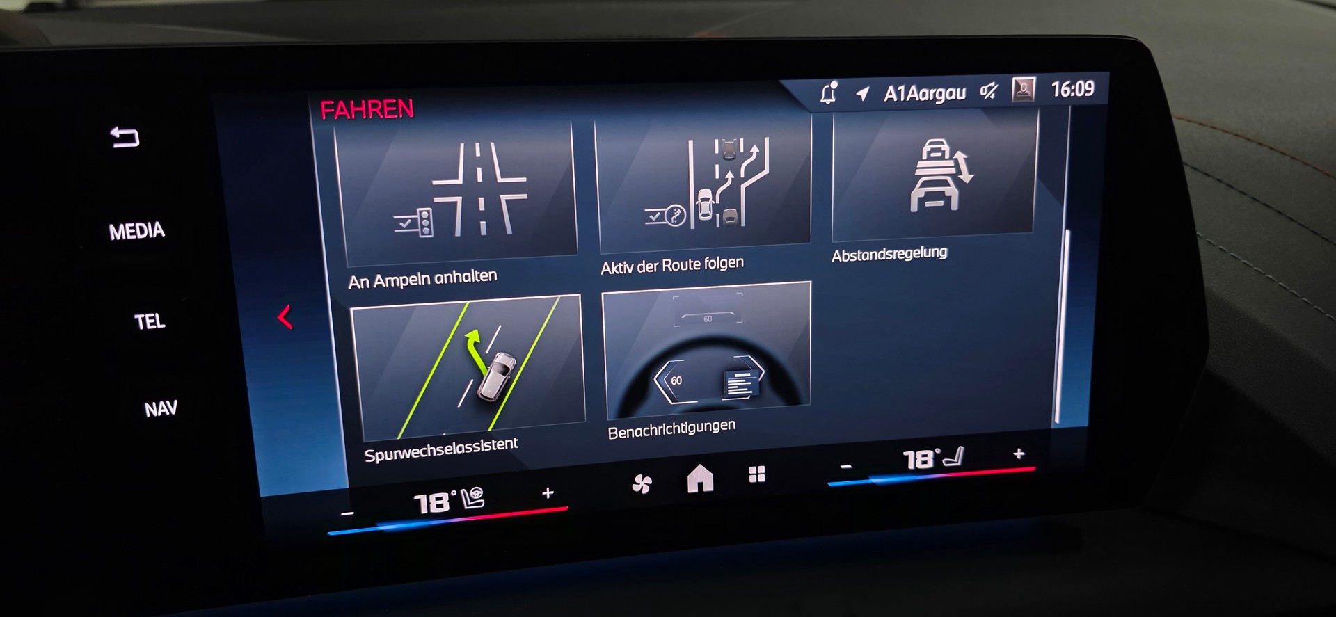 BMW M135 xDrive *HUD*ACC/LaneAssist*Ambiente*360°Kamera*Sitz-Lenkradheizung*Elektrische Sitze*-image-21