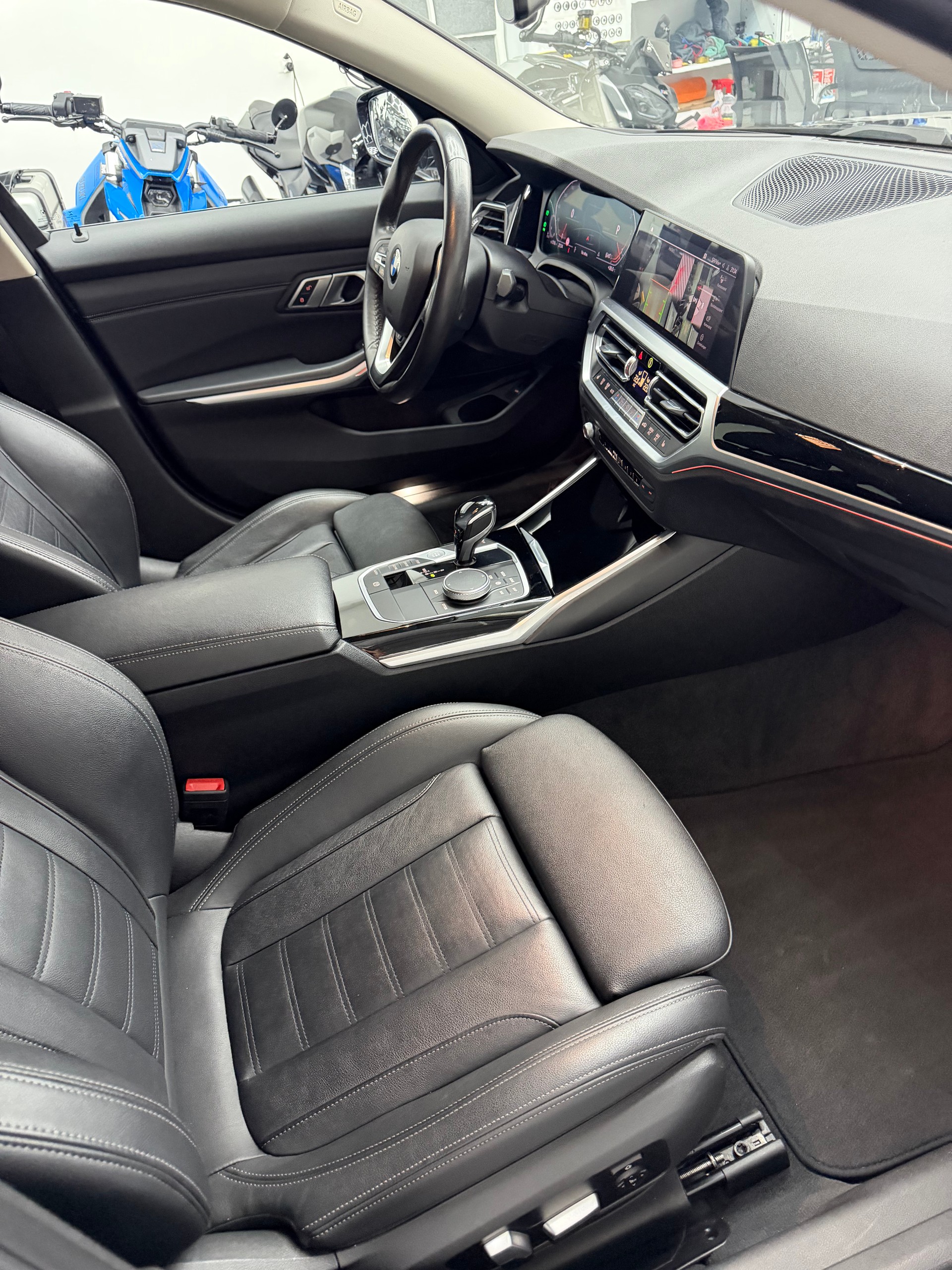 BMW 320d xDrive 48V Touring Sport Line Steptronic-image-12