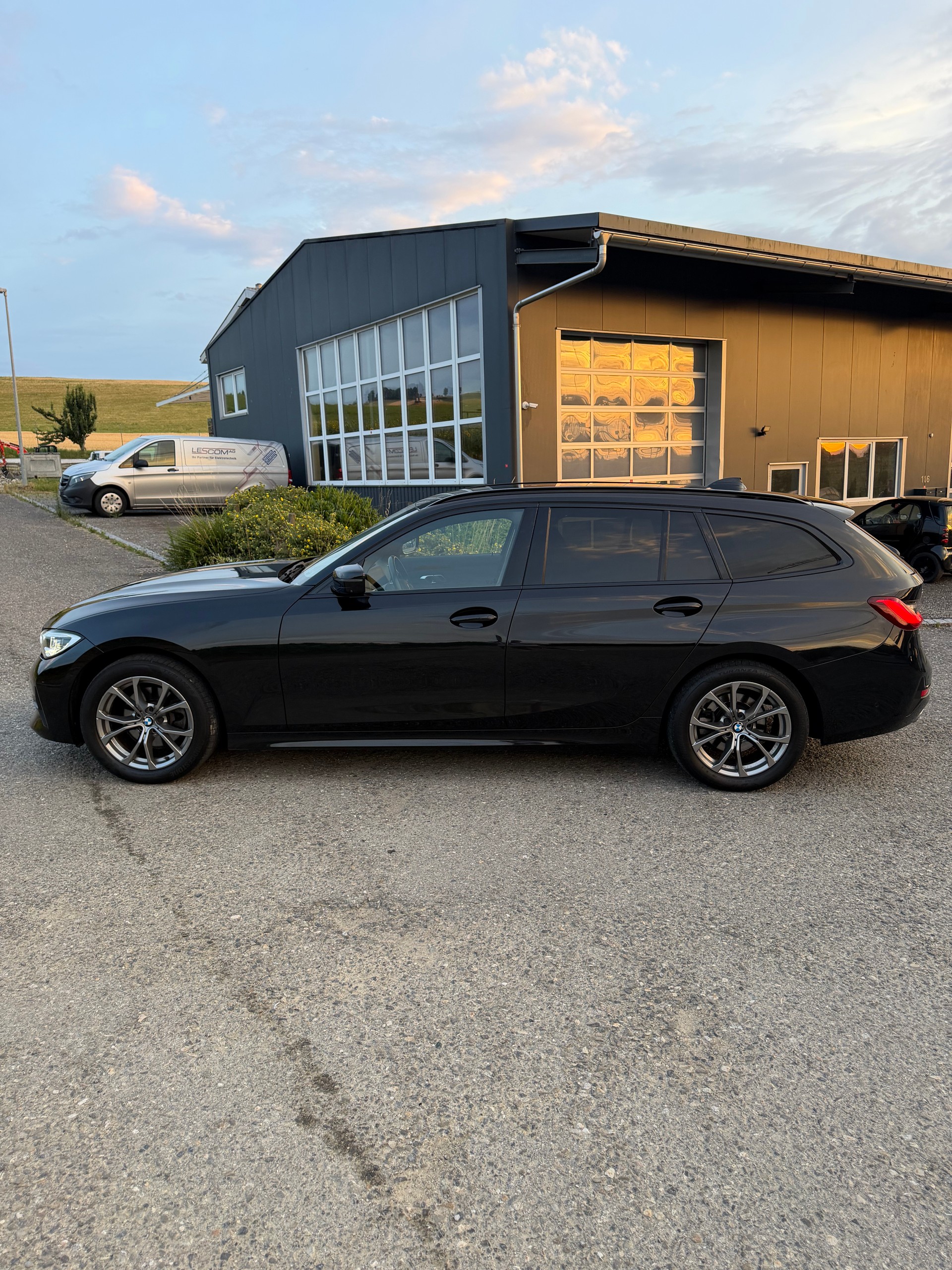 BMW 320d xDrive 48V Touring Sport Line Steptronic-showroom-element-1