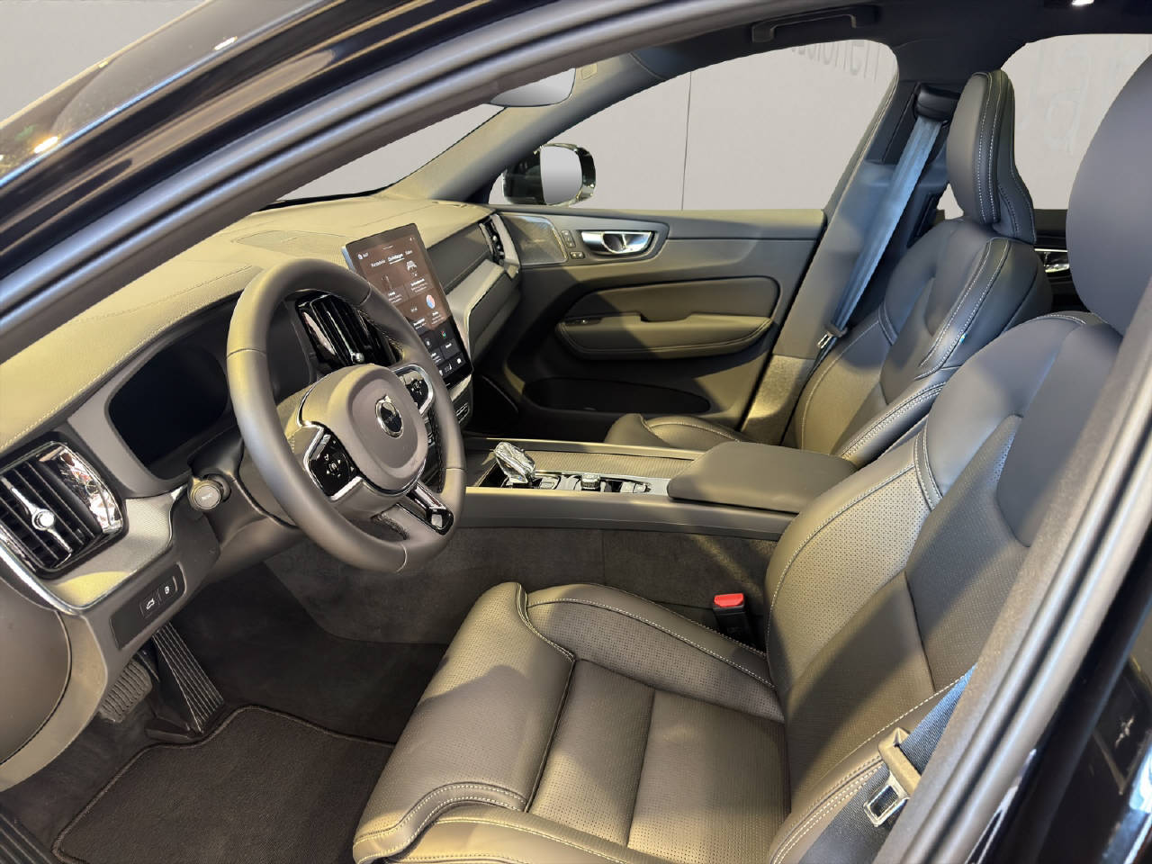 VOLVO XC60 2.0 T6 TE Ultra Dark eAWD-image-4