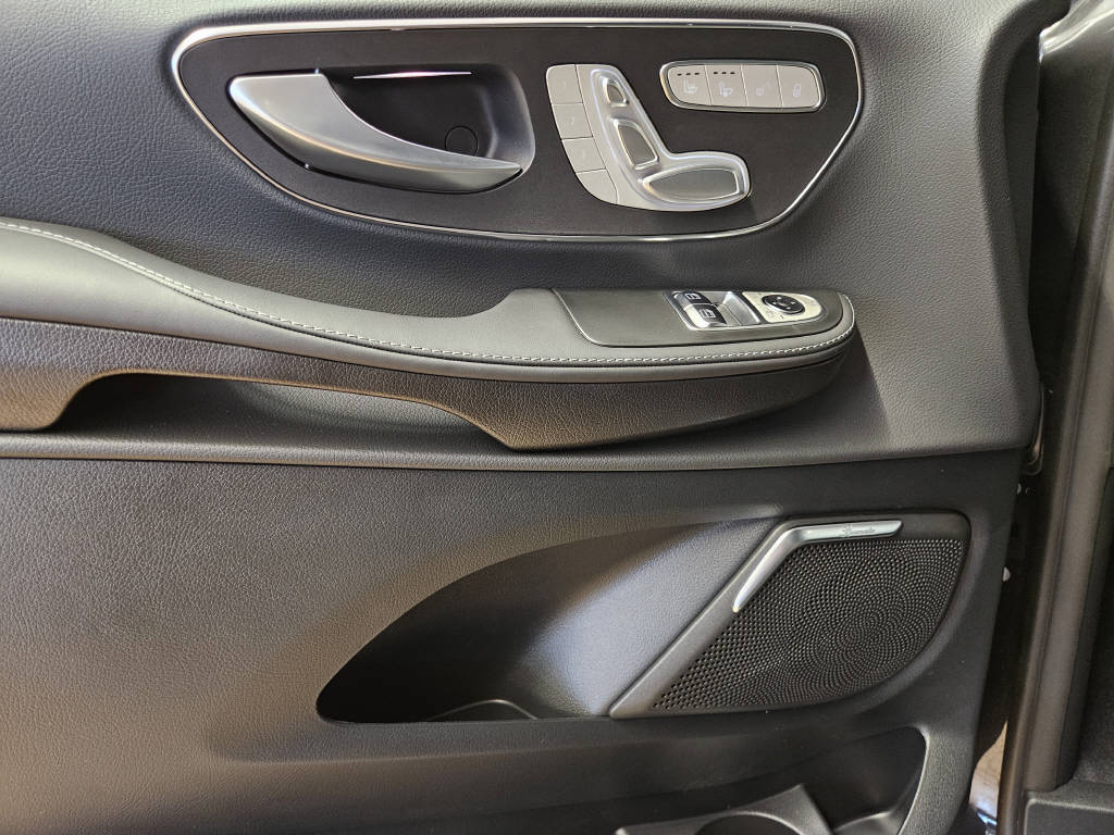 MERCEDES-BENZ V 300 d 4Matic Swiss Edition lang Van-image-9