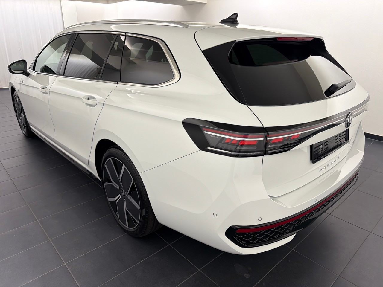 VW Passat 1.5TSI PHEV R-Line-showroom-element-1