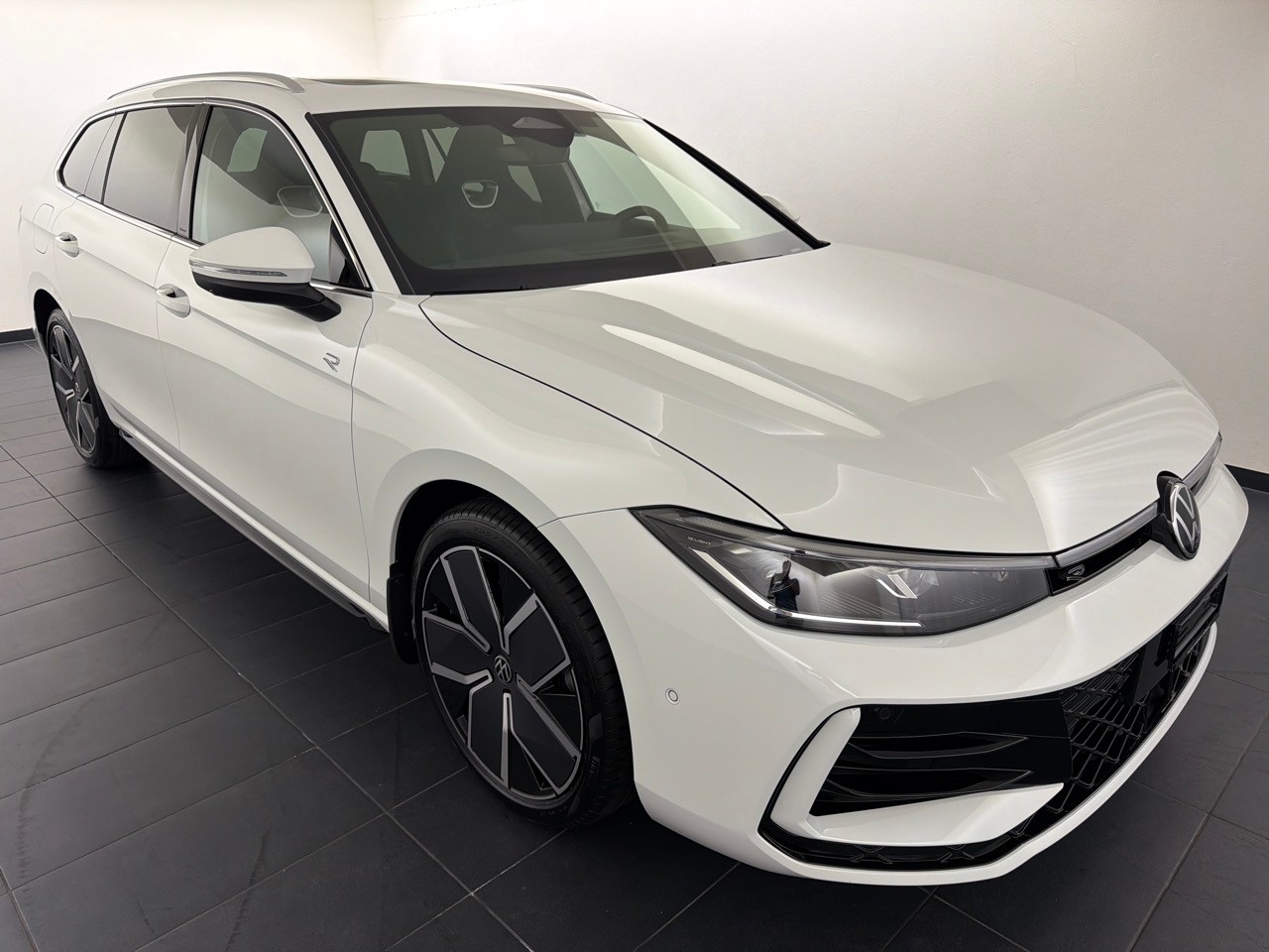 VW Passat 1.5TSI PHEV R-Line-showroom-element-3