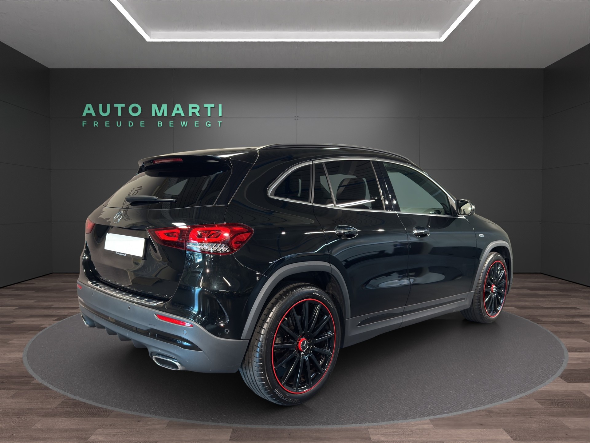 MERCEDES-BENZ GLA 250 Style 4matic-showroom-element-3