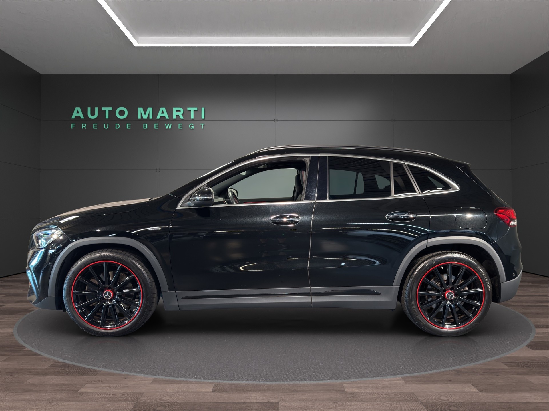 MERCEDES-BENZ GLA 250 Style 4matic-showroom-element-1