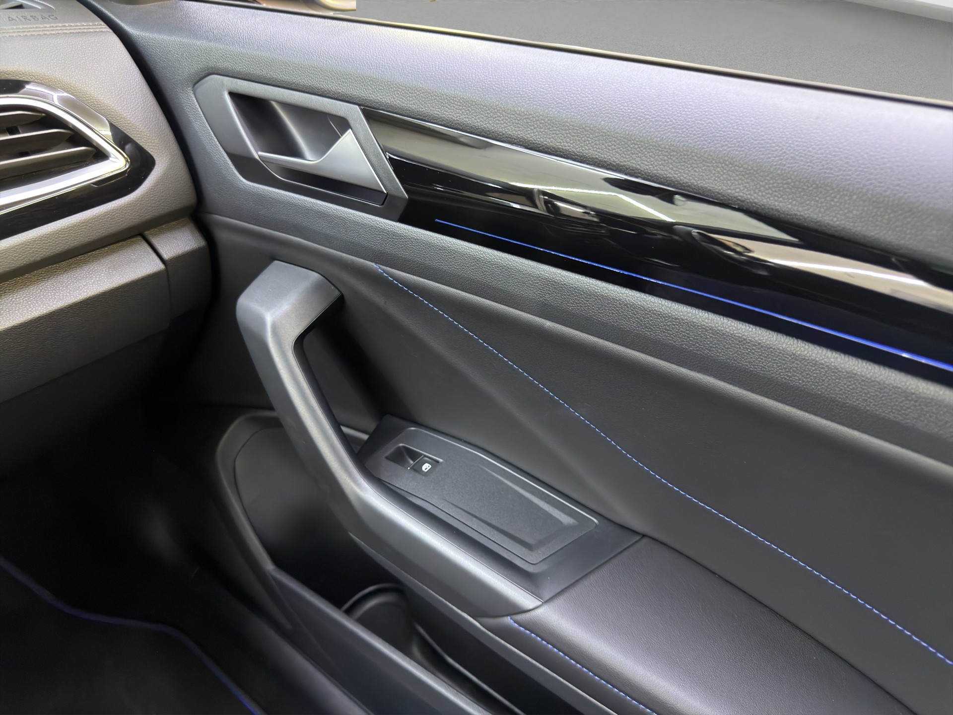 VW T-Roc 2.0 TSI R DSG 4Motion-image-30