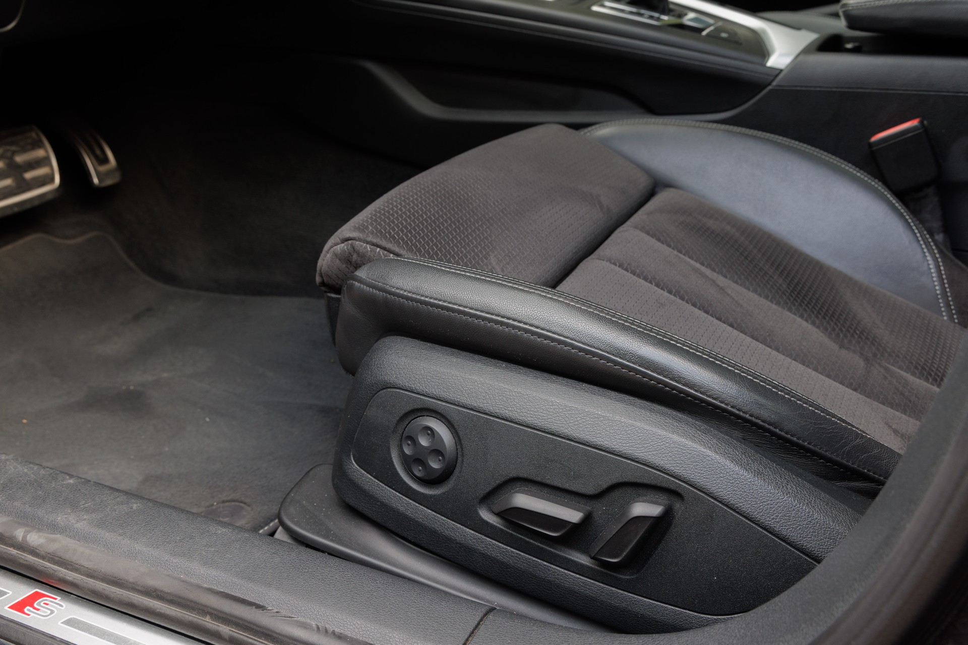 AUDI A4 3.0 Sport quattro - Vollausstattung-image-12