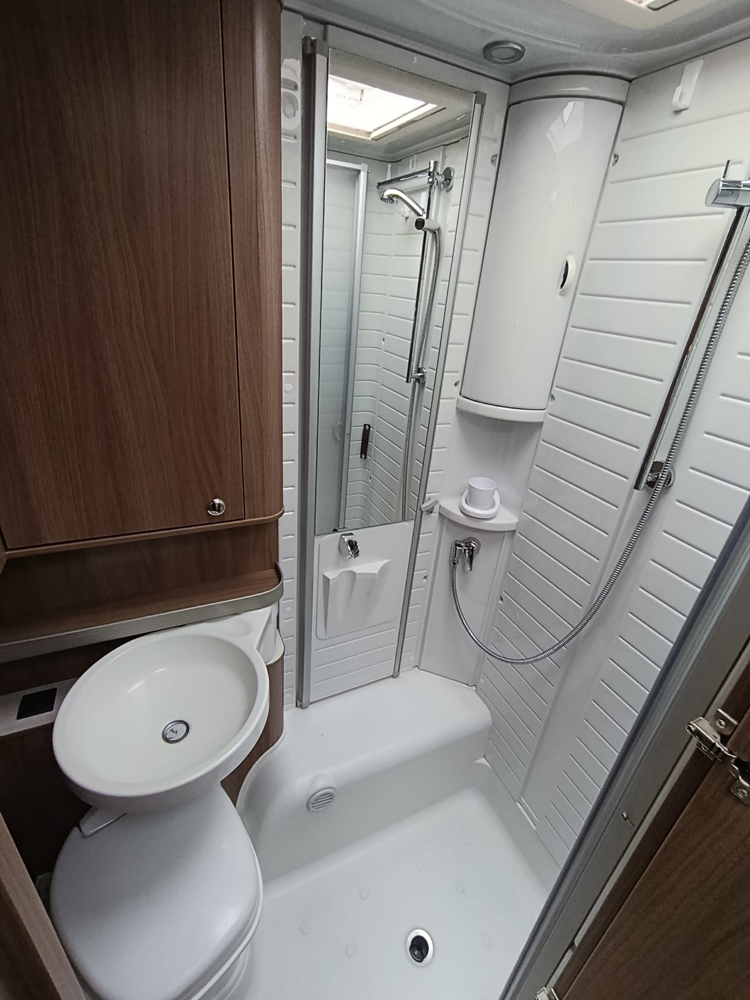 BÜRSTNER BA6701*** Perfektes Familienmobil für jede Jahreszeit***-image-21
