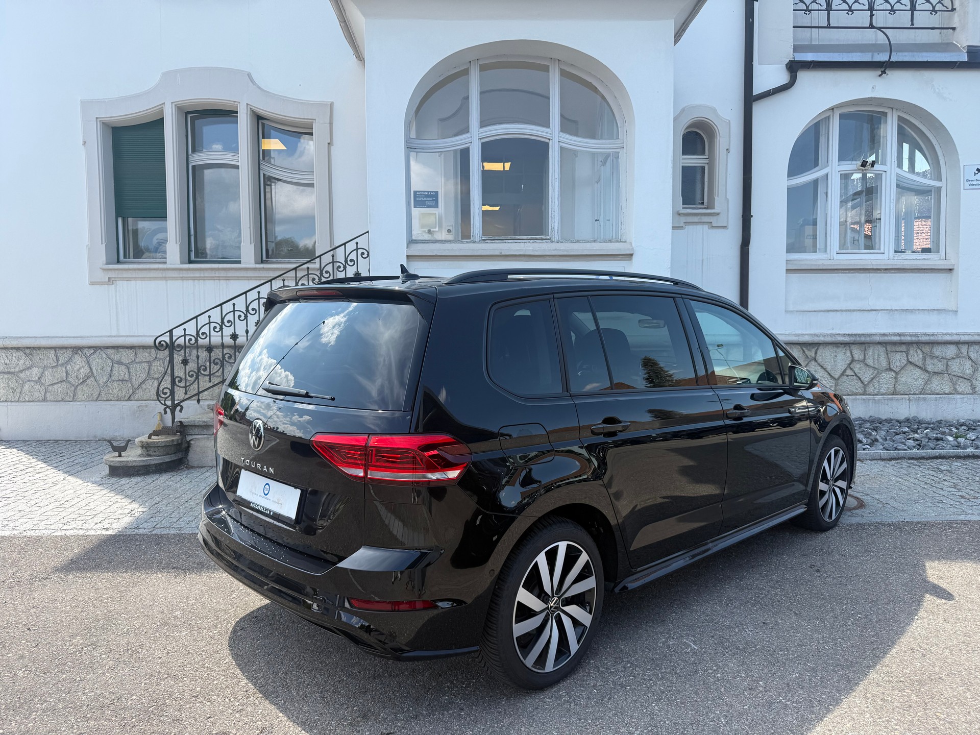 VW Touran 1.5 TSI Highline DSG R-LINE BLACK UND STYL / 48 MONATE WERK GARANTIE-image-4