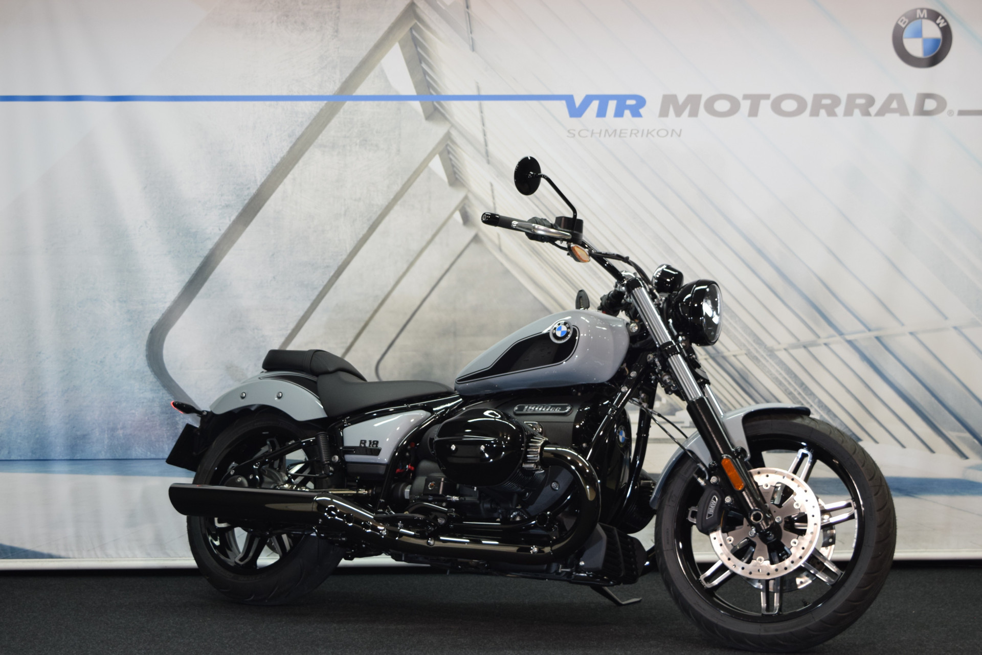 BMW R 18 Blacked Out-image-0