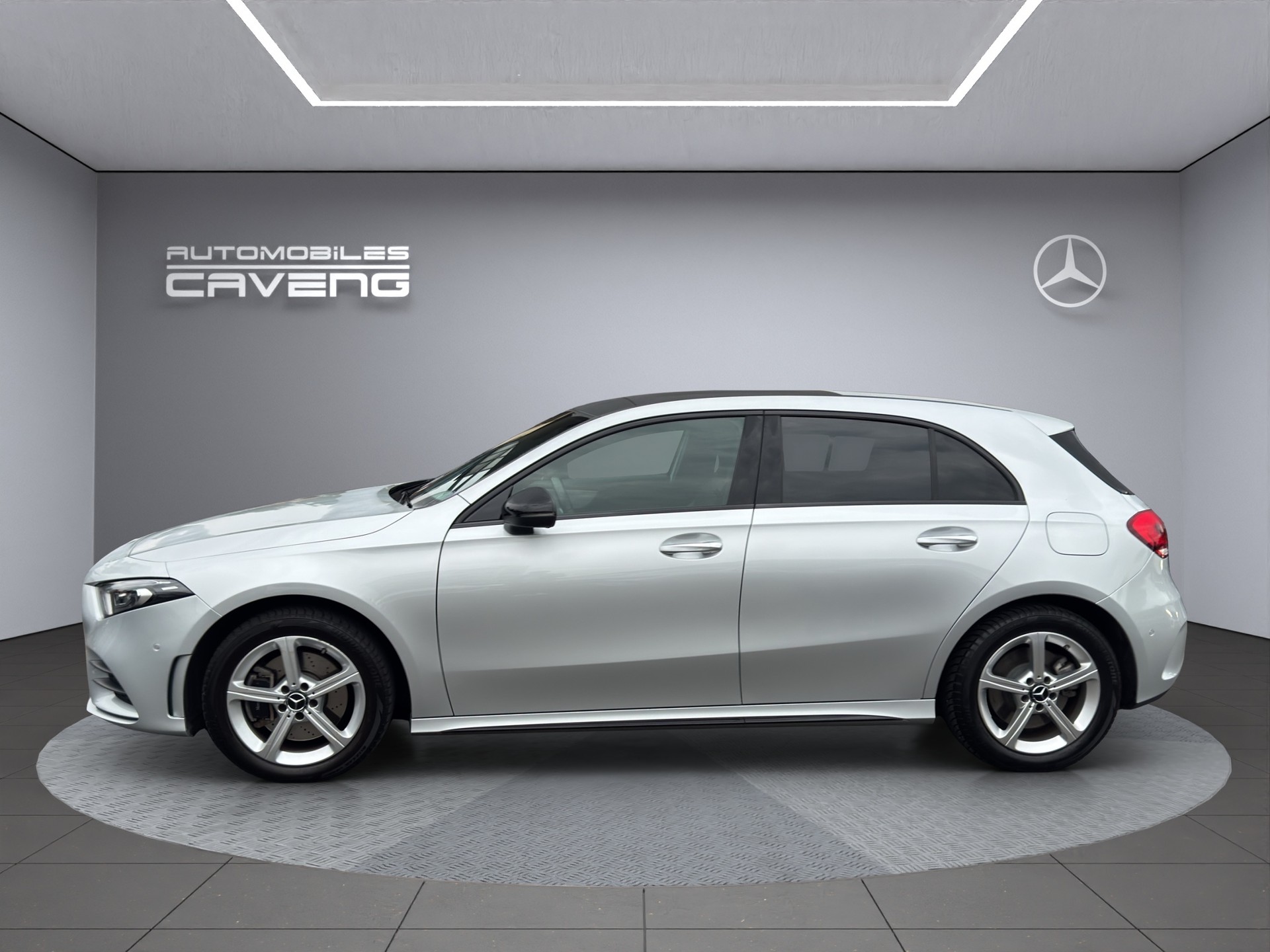 MERCEDES-BENZ A 250e AMG Line 8G-DCT-showroom-element-1