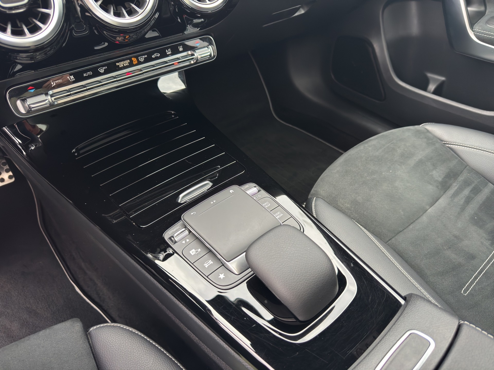 MERCEDES-BENZ A 250e AMG Line 8G-DCT-image-12