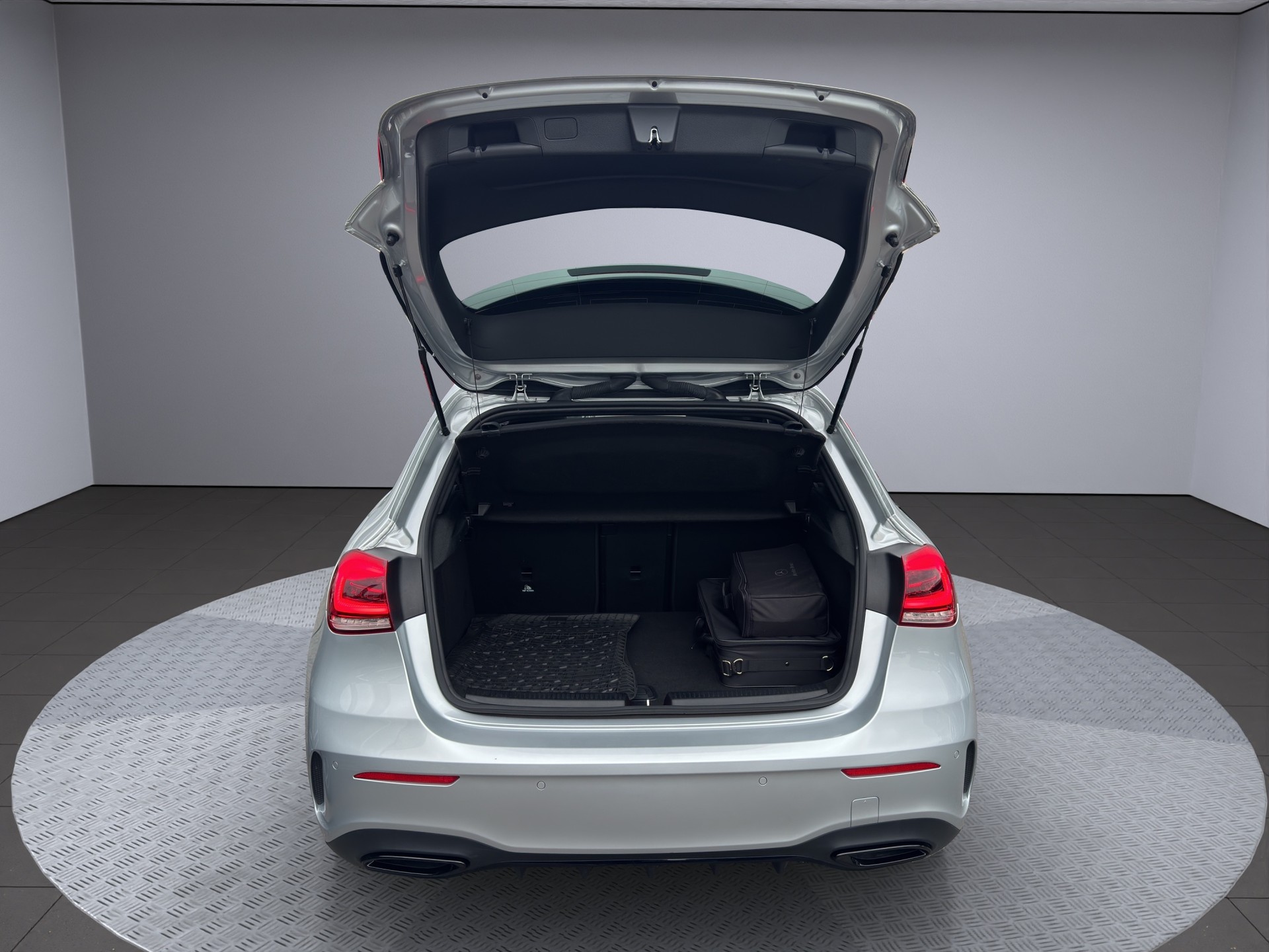 MERCEDES-BENZ A 250e AMG Line 8G-DCT-image-16