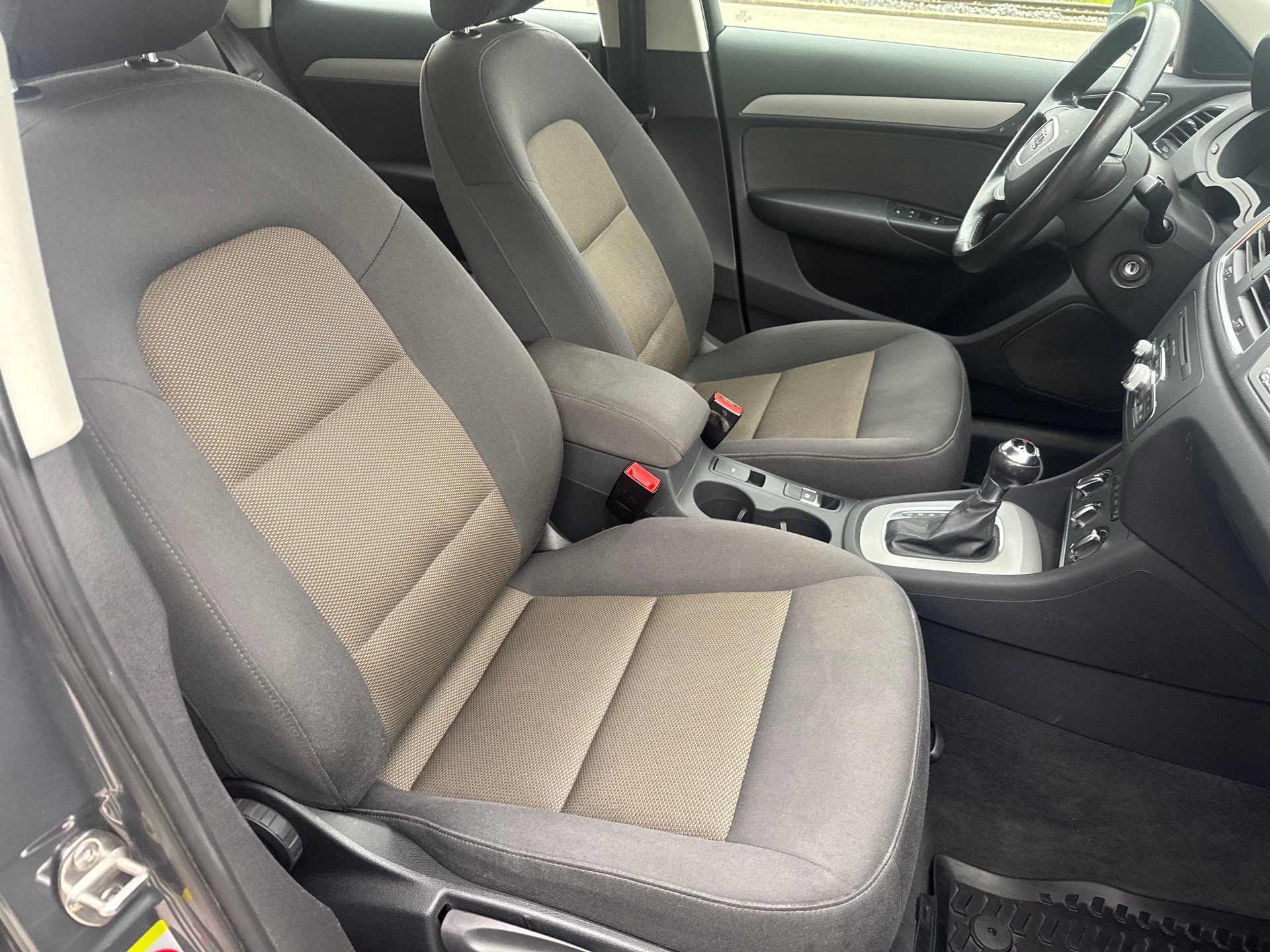 AUDI Q3 2.0 TFSI quattro S-tronic-image-8