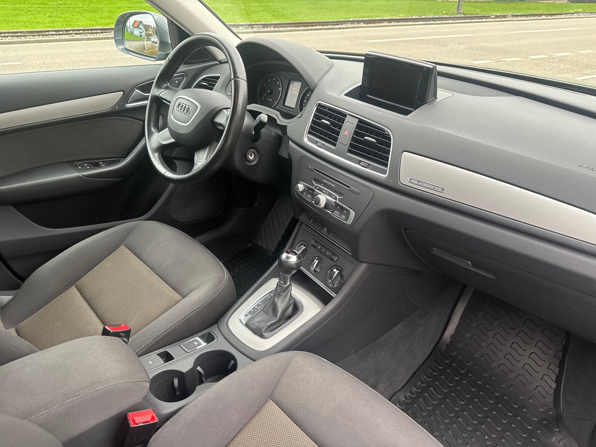 AUDI Q3 2.0 TFSI quattro S-tronic-image-6
