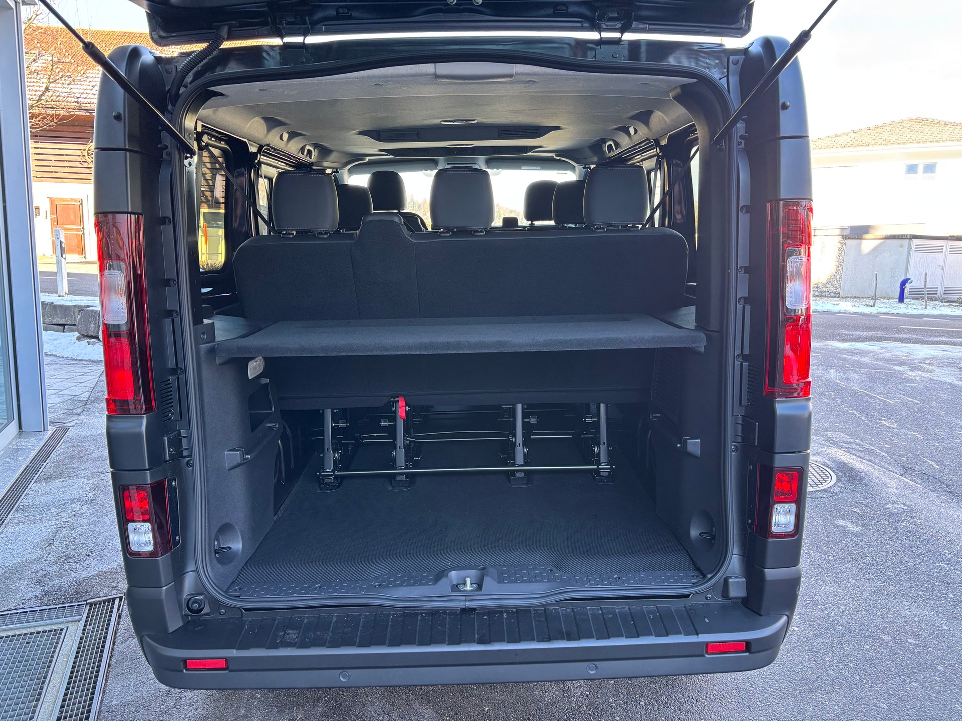 NISSAN Primastar 170 AT9 L1 H1 Tekna 9Plätzer-image-4