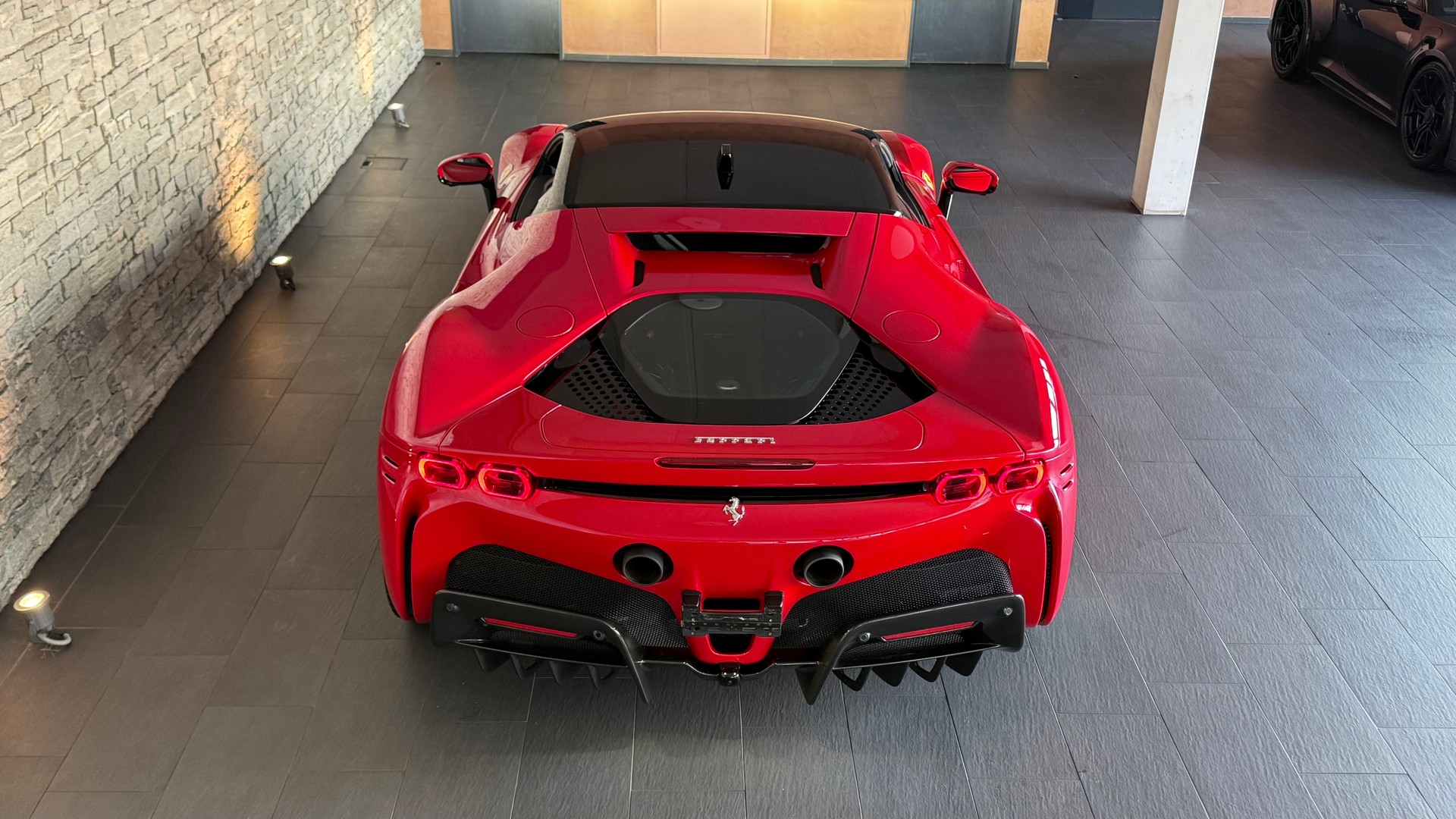 FERRARI SF90 Stradale-showroom-element-3
