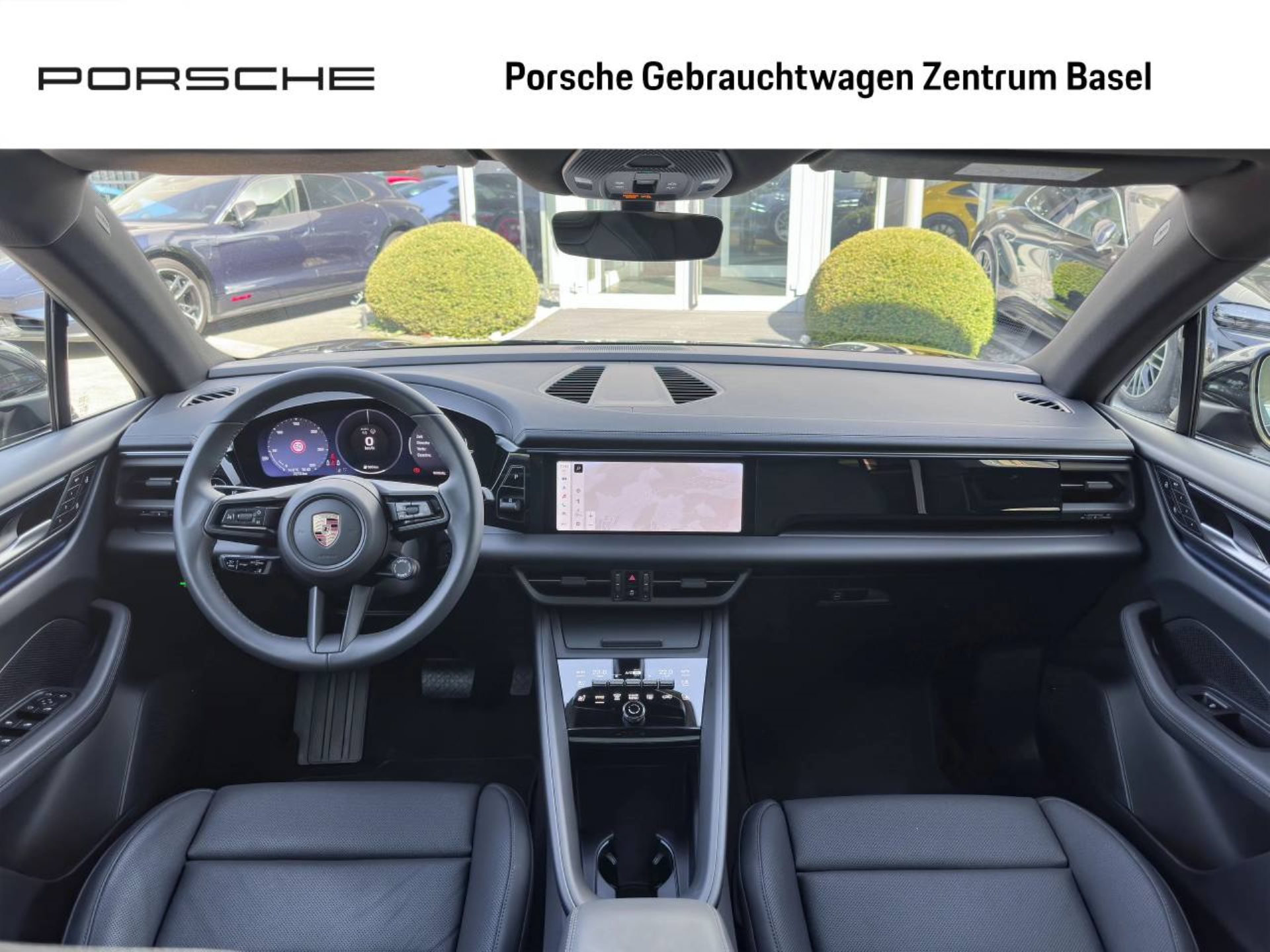 PORSCHE Macan 4-showroom-element-3