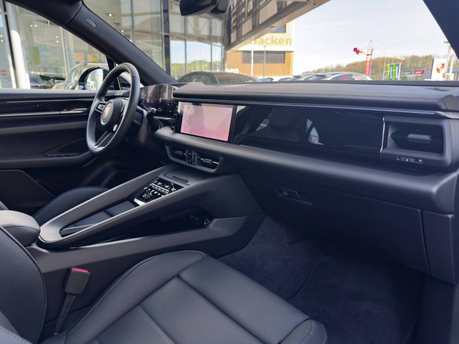 PORSCHE Macan 4-image-16