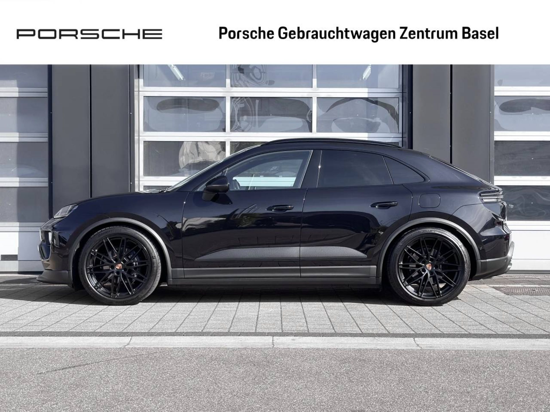 PORSCHE Macan 4-showroom-element-1