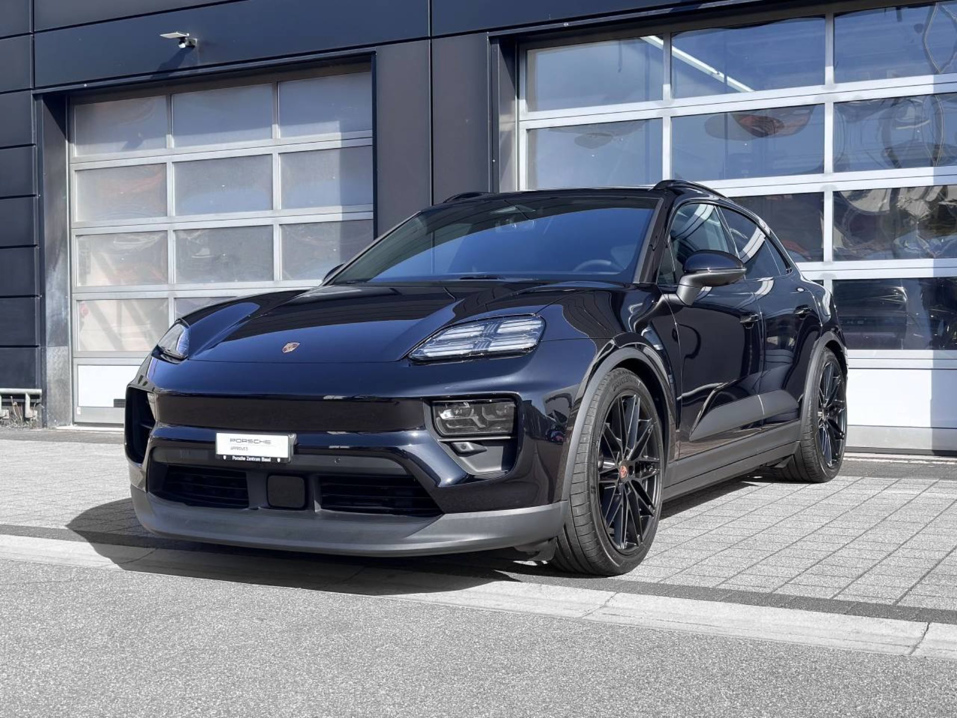PORSCHE Macan 4-image-8
