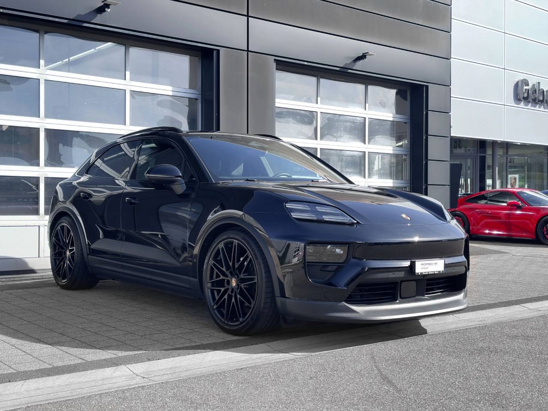 PORSCHE Macan 4-image-9