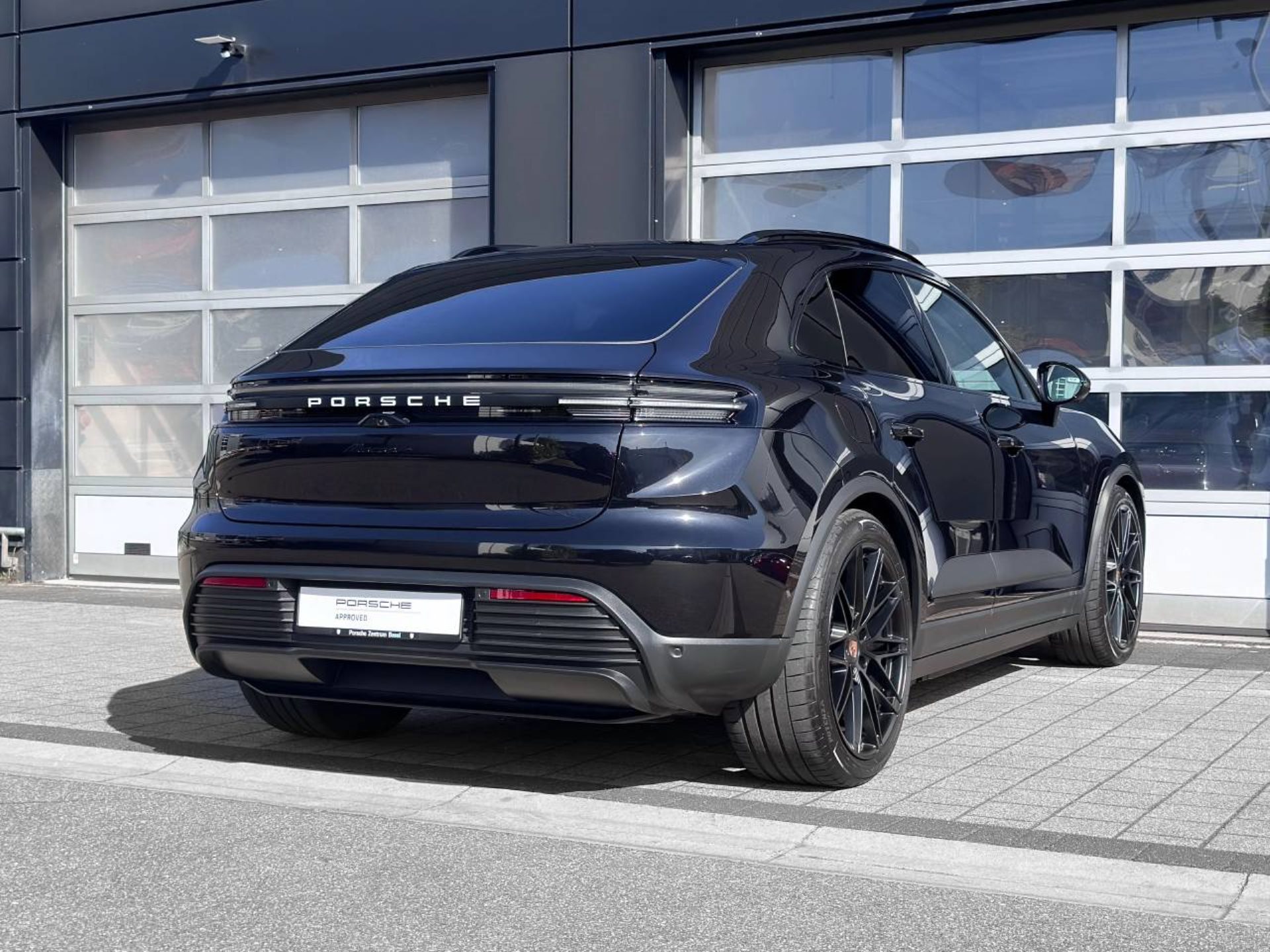 PORSCHE Macan 4-image-11