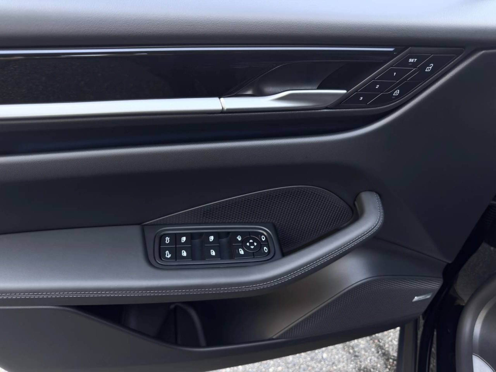 PORSCHE Macan 4-image-21