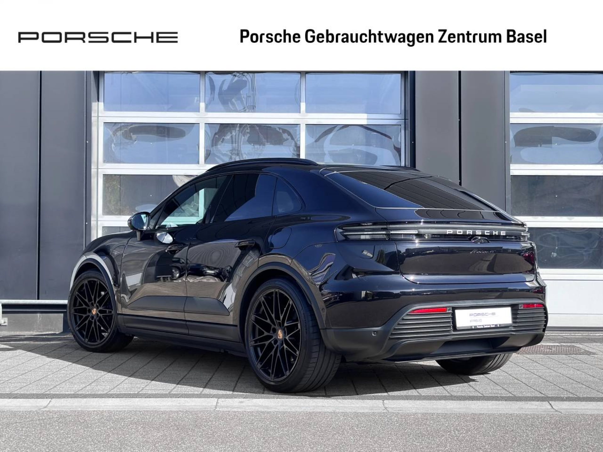 PORSCHE Macan 4-showroom-element-2