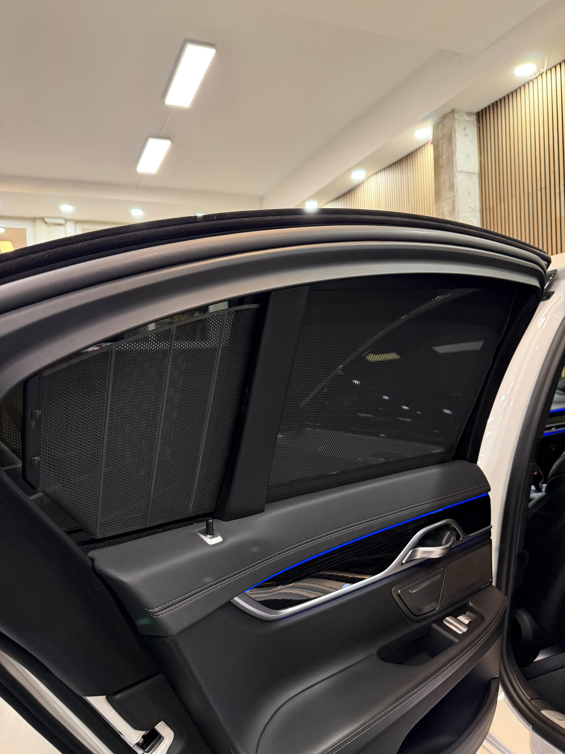 BMW 750i xDrive Steptronic-image-12