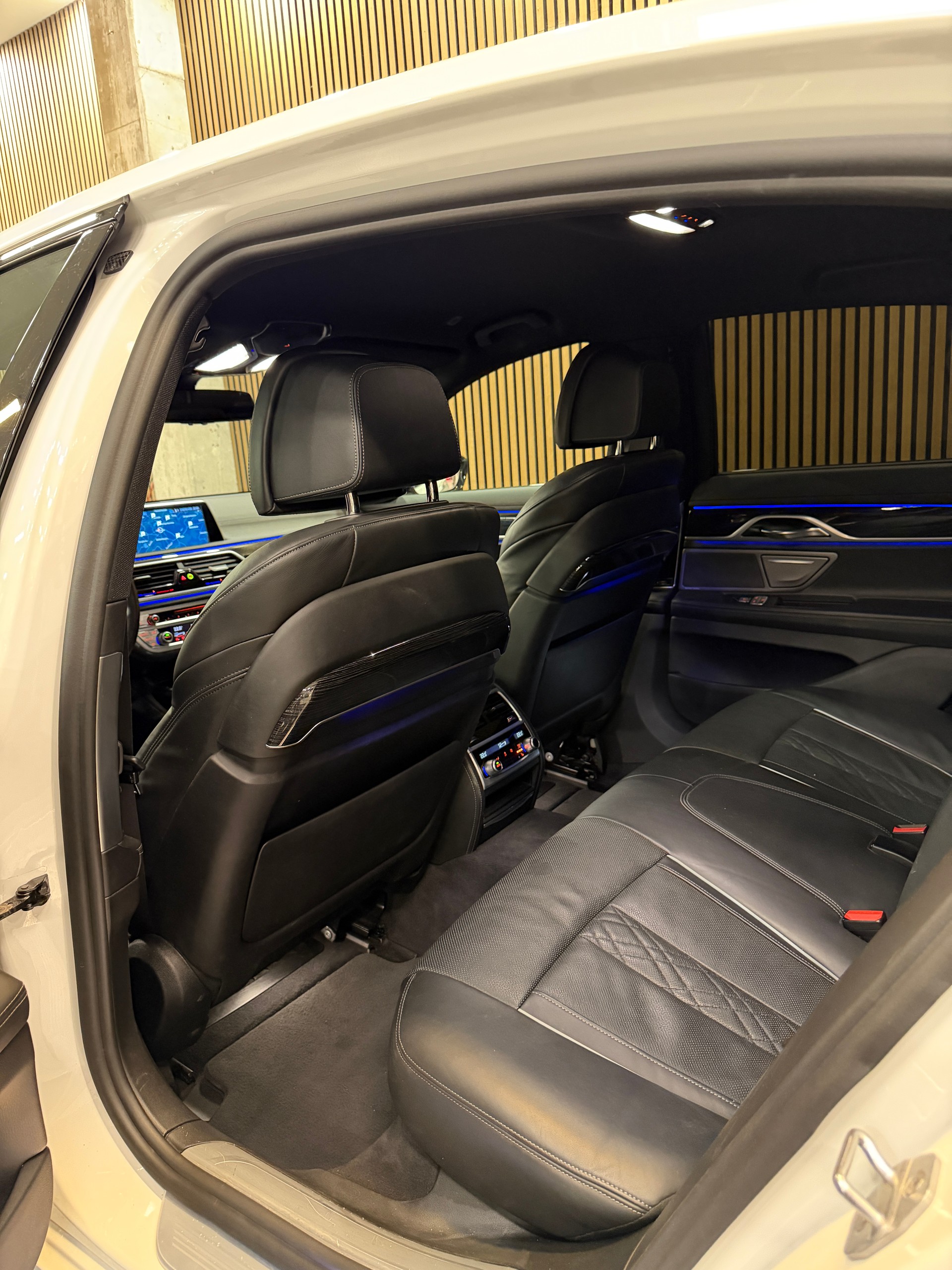 BMW 750i xDrive Steptronic-image-11