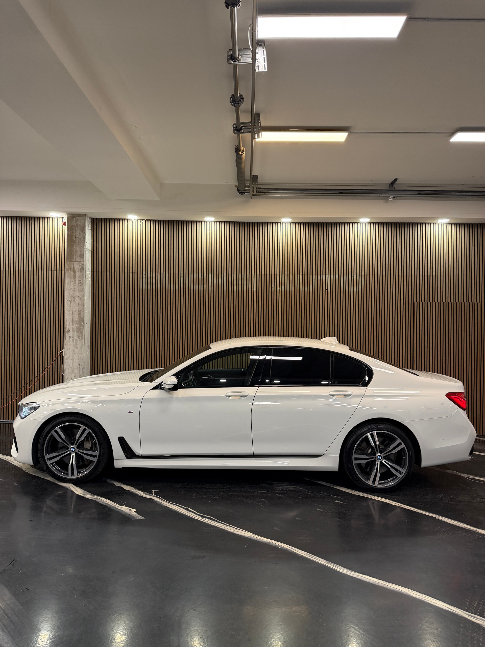 BMW 750i xDrive Steptronic-showroom-element-2