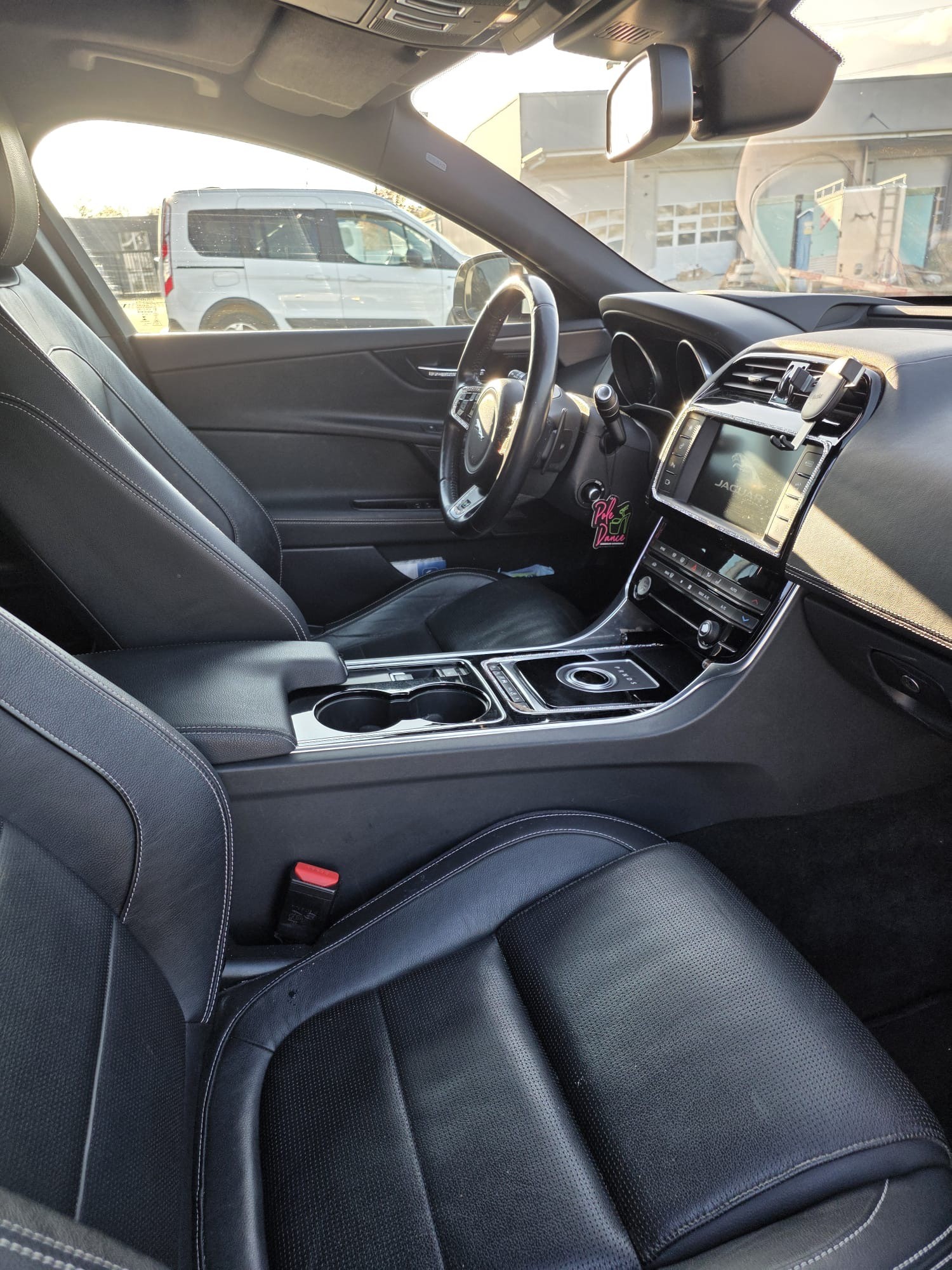 JAGUAR XE 20d R-Sport Automat-image-14