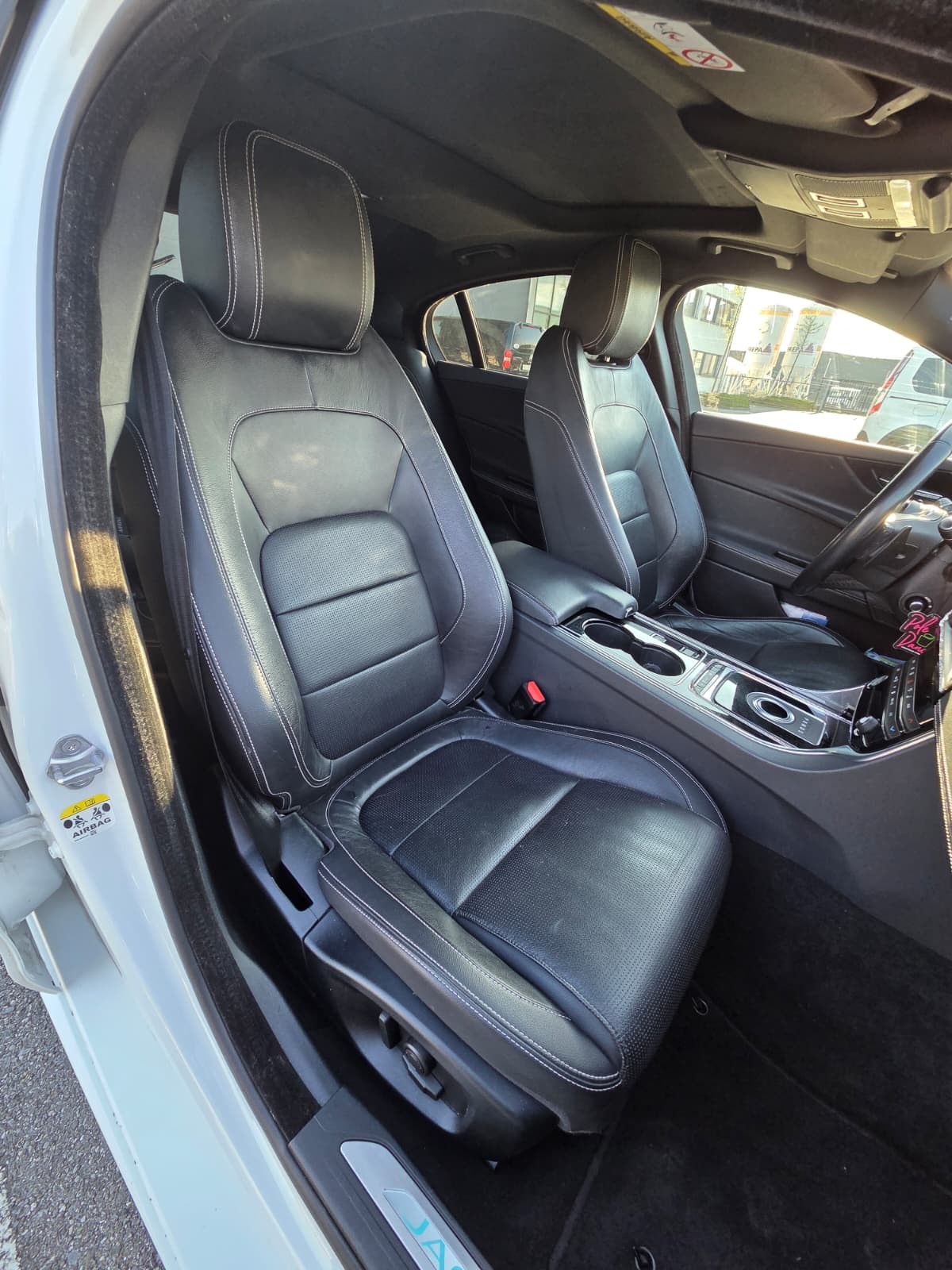 JAGUAR XE 20d R-Sport Automat-image-10