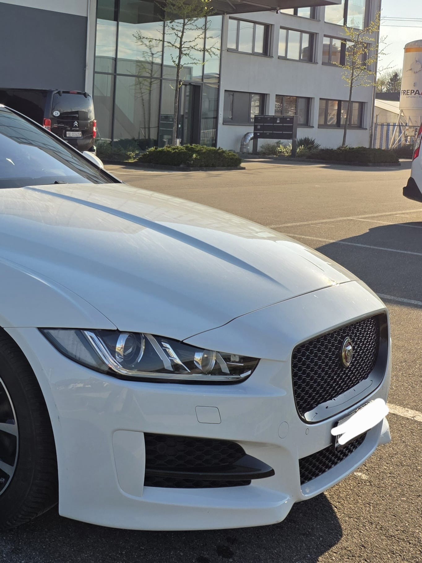 JAGUAR XE 20d R-Sport Automat-image-1