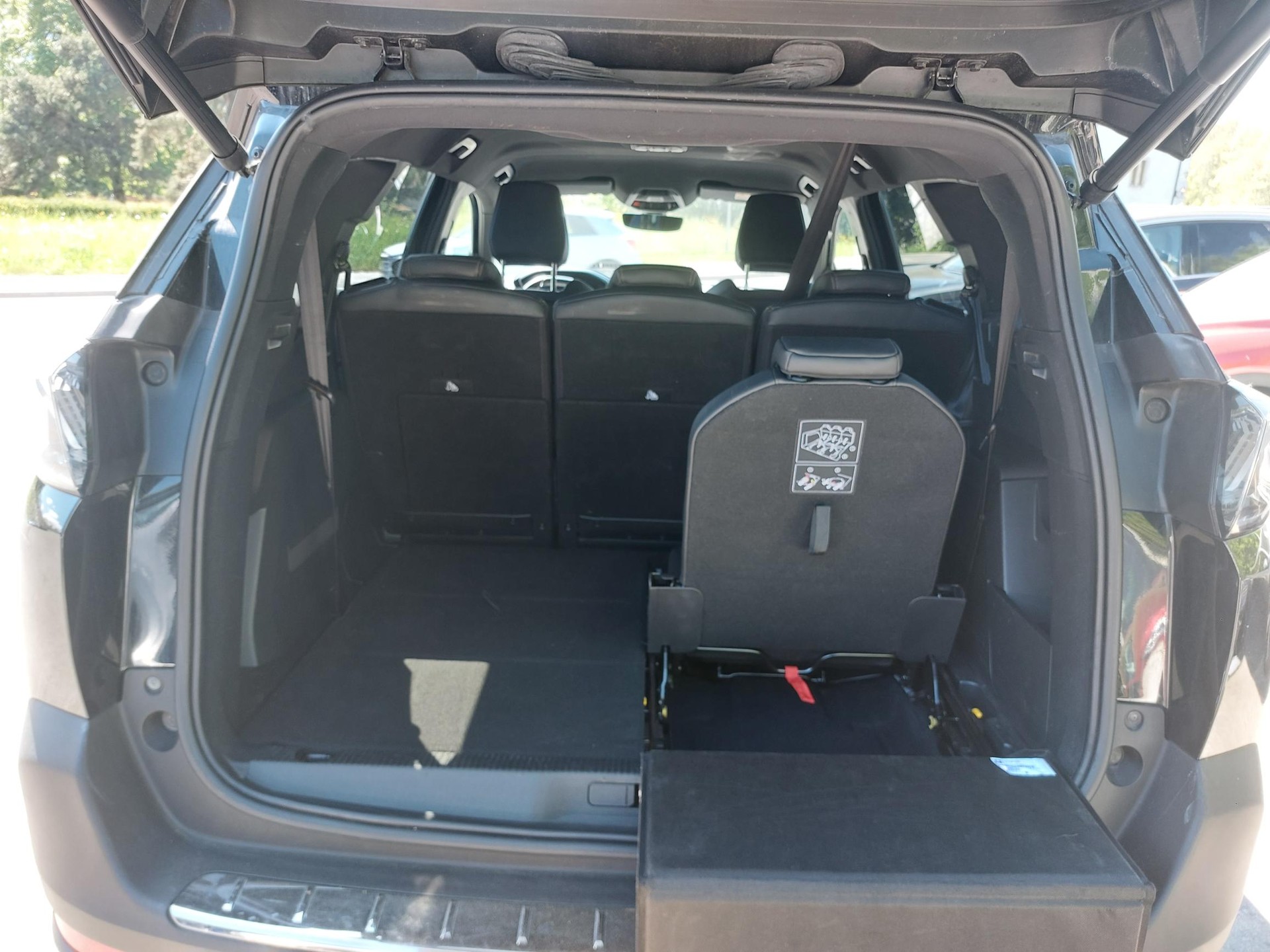 PEUGEOT 5008 1.2 Pure Tech GT EAT8-image-7