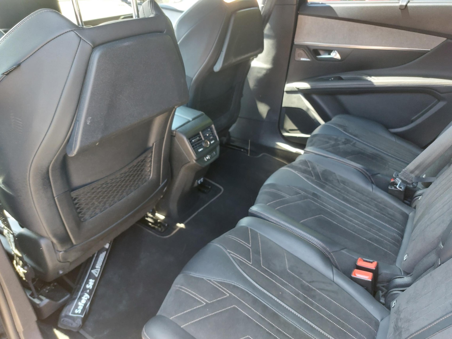 PEUGEOT 5008 1.2 Pure Tech GT EAT8-image-8