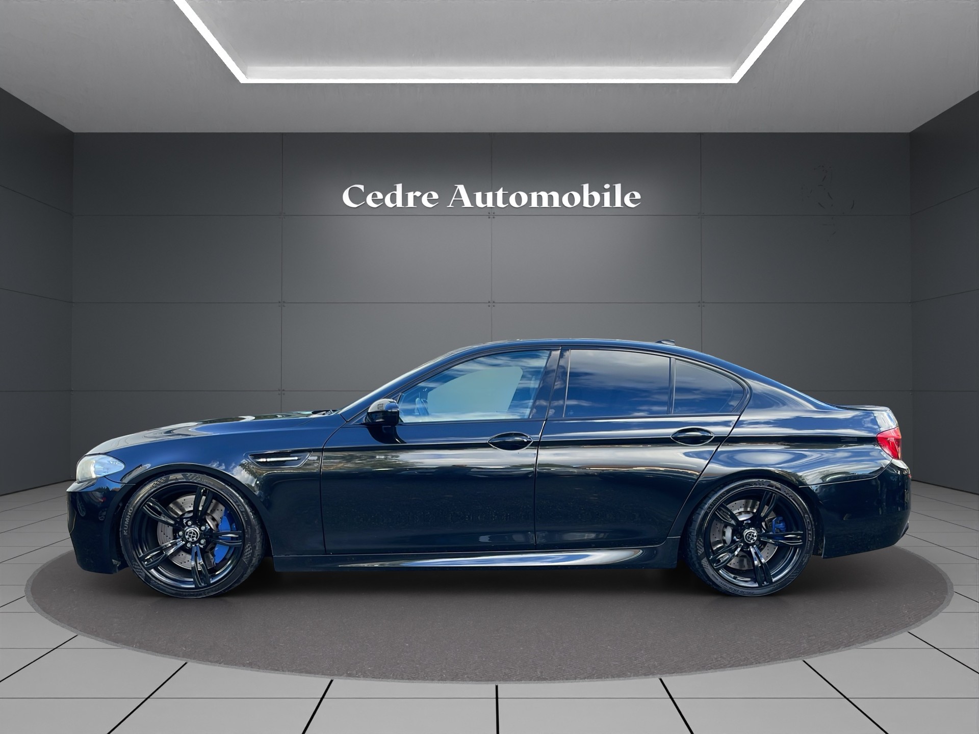 BMW M5 Drivelogic-showroom-element-2