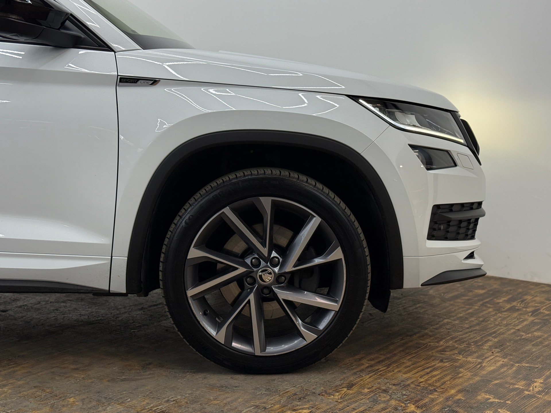 SKODA Kodiaq 2.0 TDI CR Sport Line 4x4 DSG ~AHK~7-PLÄTZER~-image-17