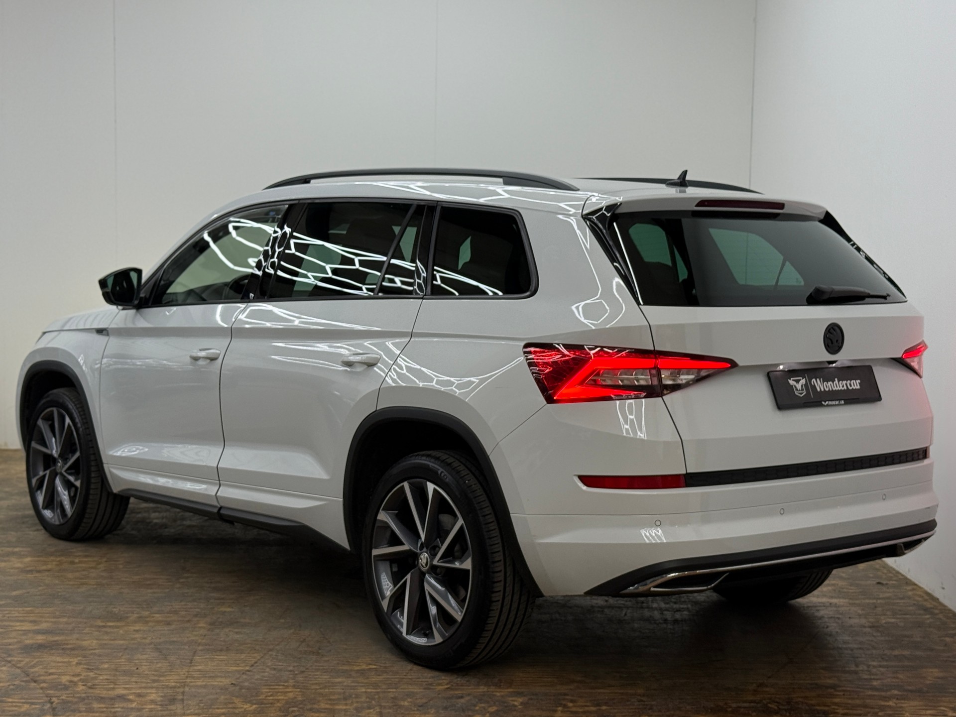 SKODA Kodiaq 2.0 TDI CR Sport Line 4x4 DSG ~AHK~7-PLÄTZER~-image-9