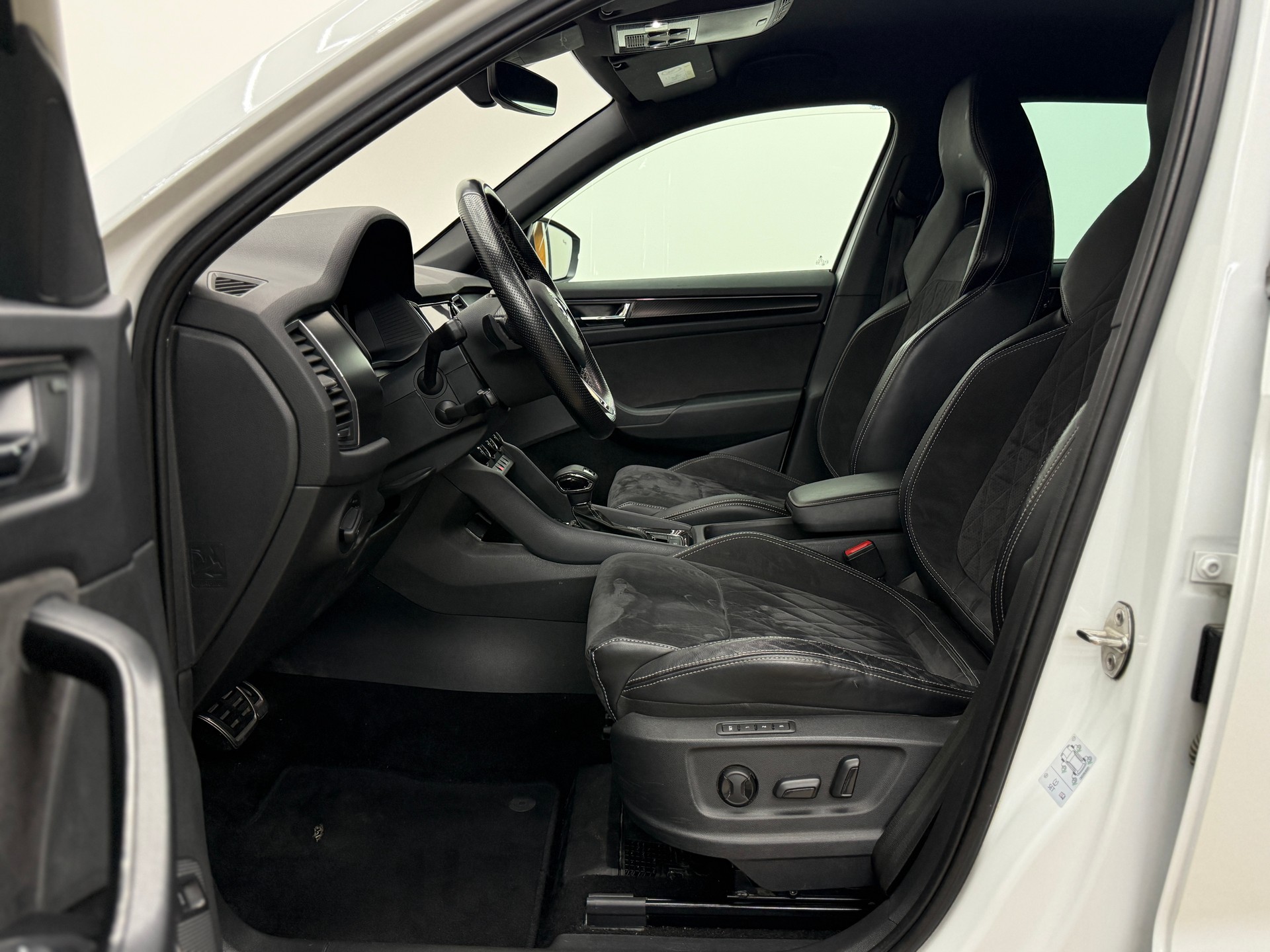 SKODA Kodiaq 2.0 TDI CR Sport Line 4x4 DSG ~AHK~7-PLÄTZER~-image-18