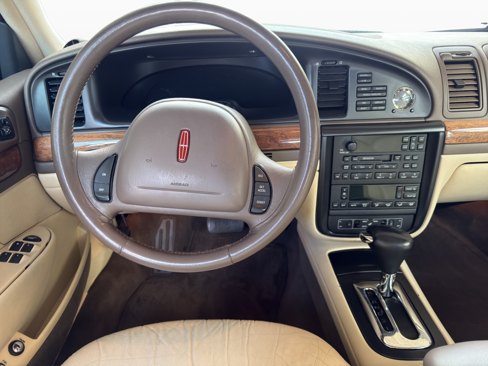 LINCOLN Continental-image-12