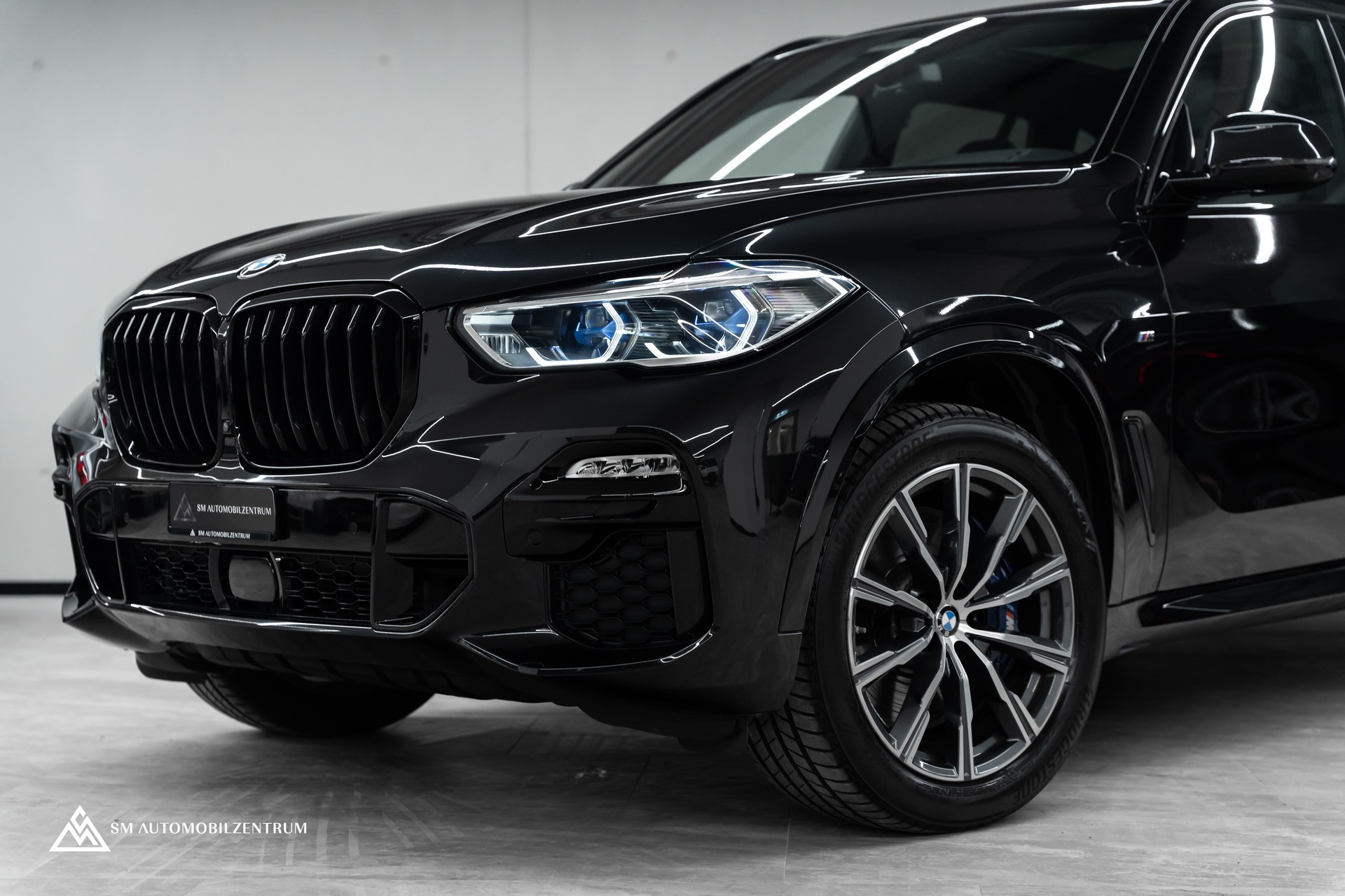 BMW X5 xDrive 48V 40d M Sport / Panorama / 360° / Head-Up / Sitzbelüftung-showroom-element-3