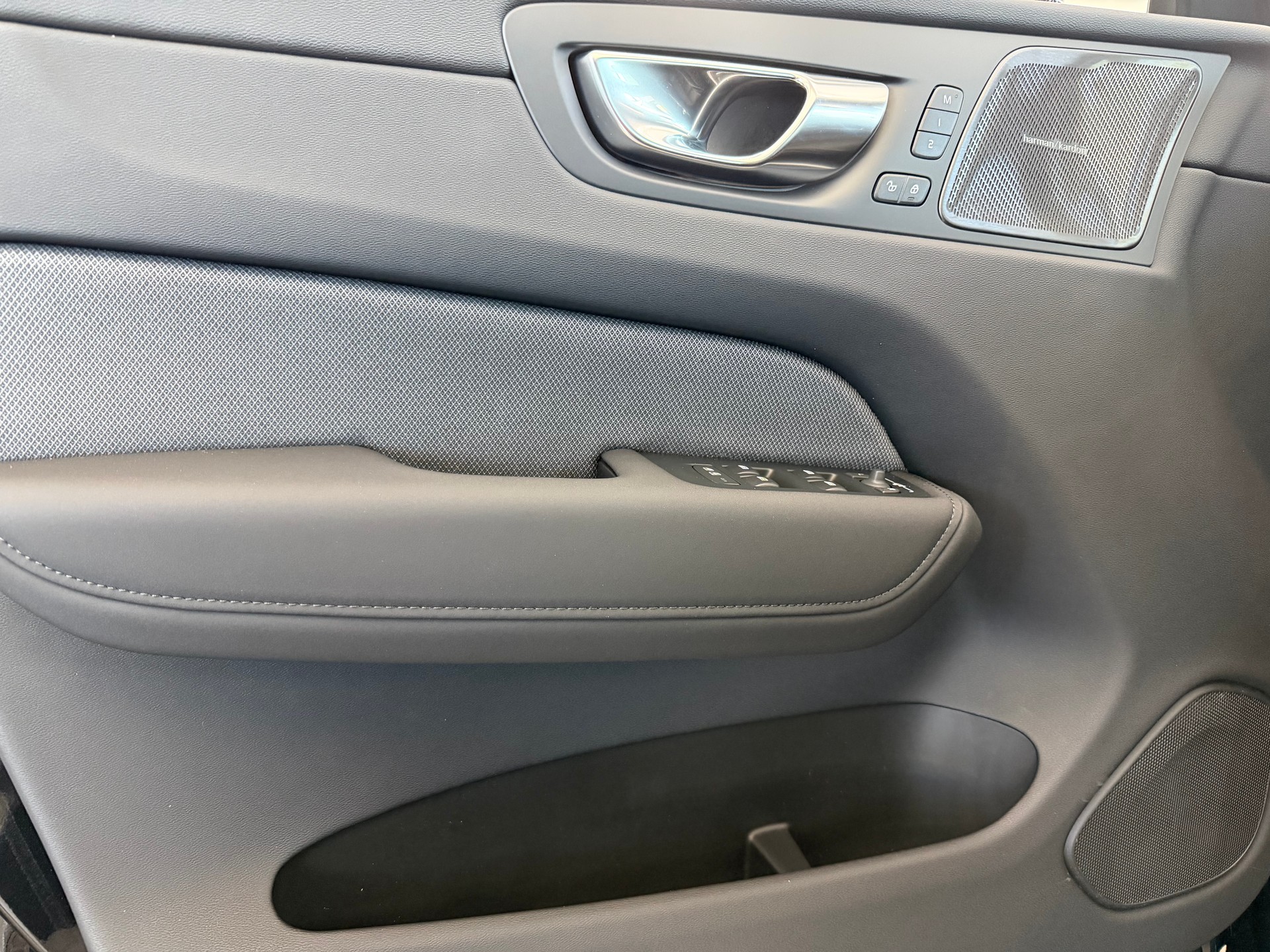 VOLVO XC60 2.0 T6 TE Black Edition e-image-14