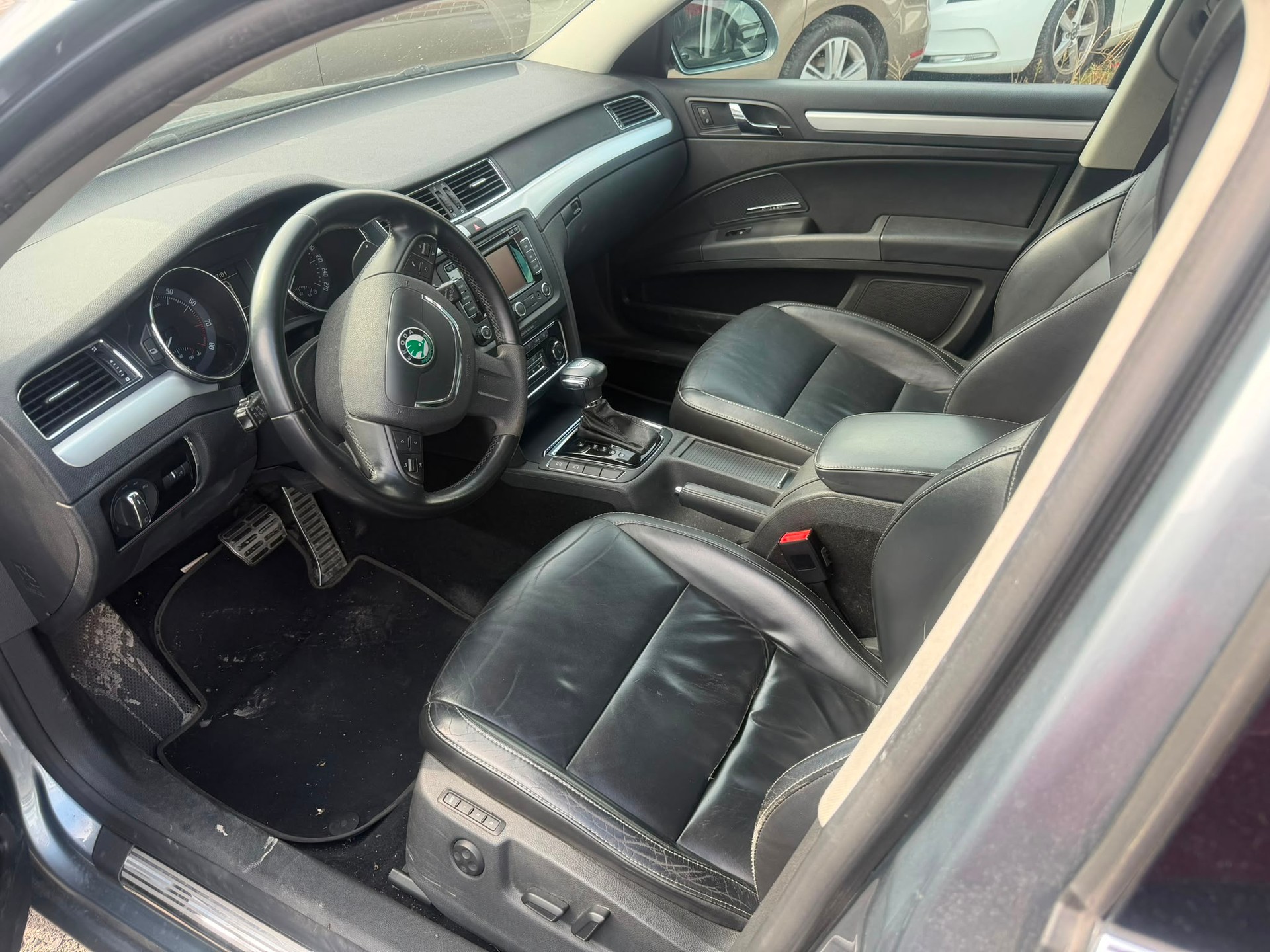 SKODA Superb Combi 3.6 FSI Ambition 4x4 DSG-image-12