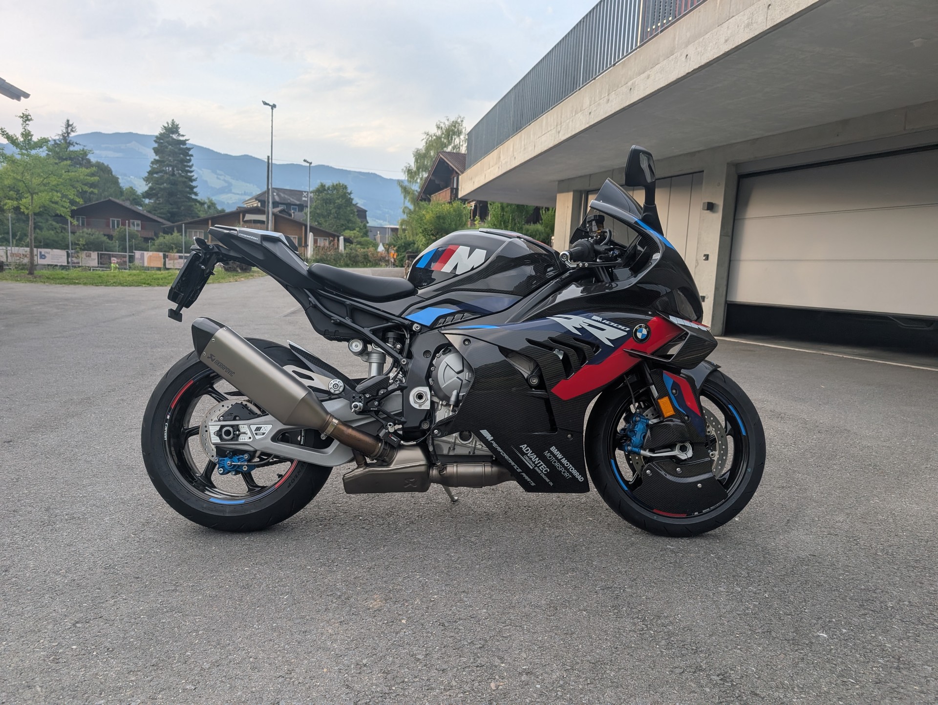 BMW M 1000 RR-image-2