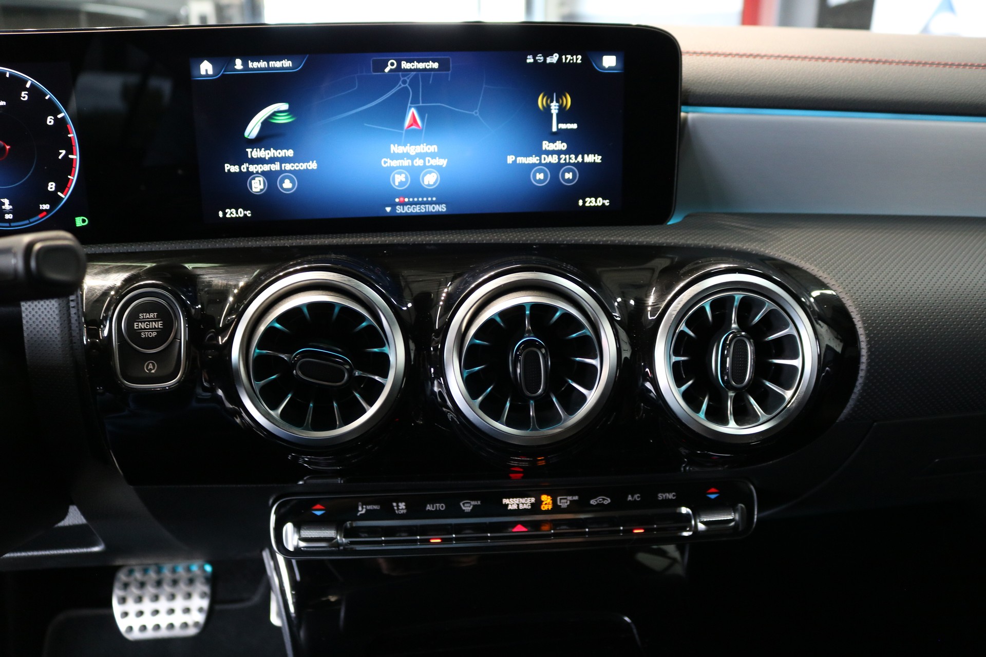 MERCEDES-BENZ CLA Shooting Brake 250 4Matic 7G-DCT AMG Line-image-30