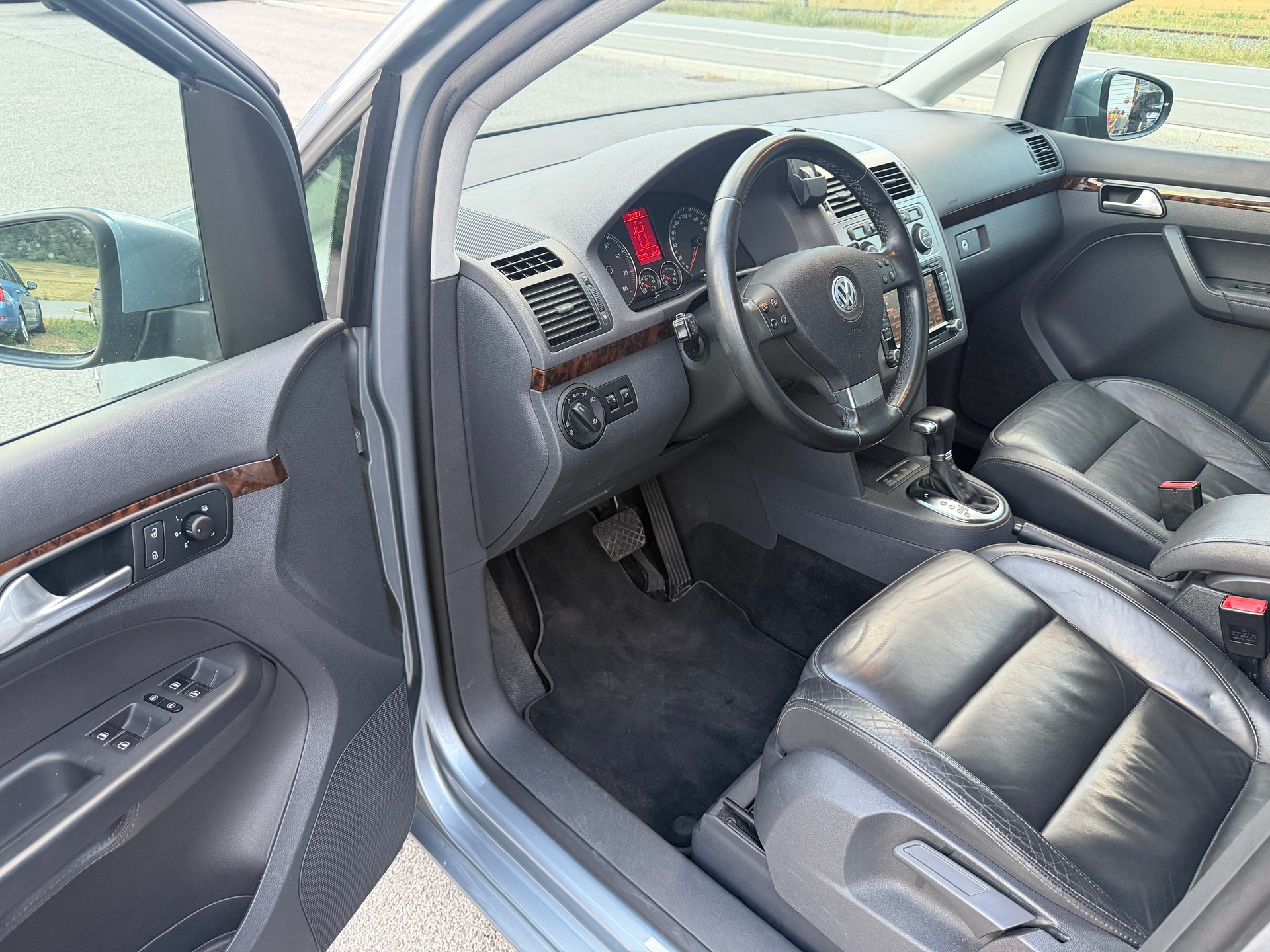VW Touran 1.4 EcoFuel Highline DSG-image-6
