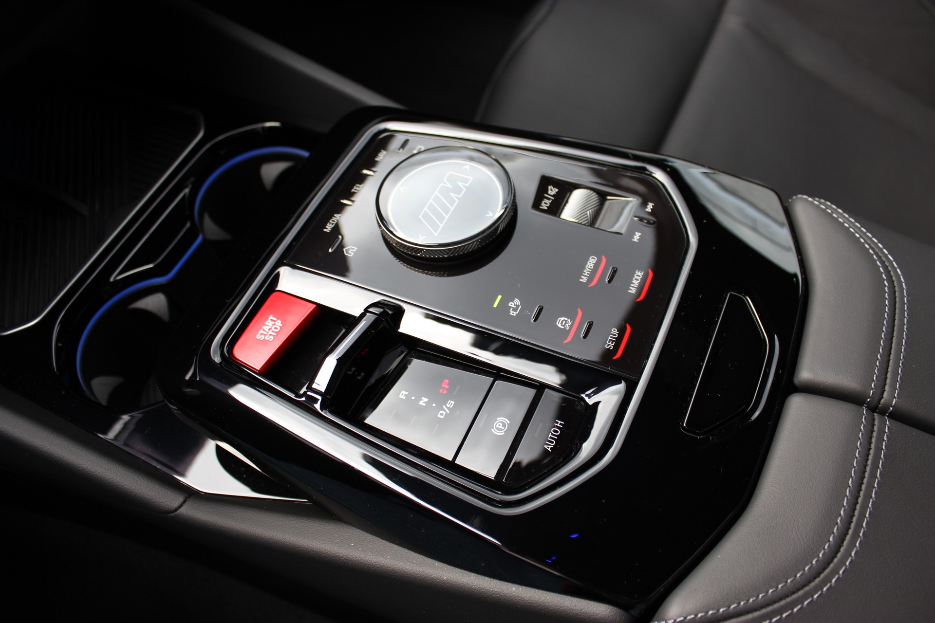 BMW M5 xDrive *M Marina Bay Blau metallic*-image-12