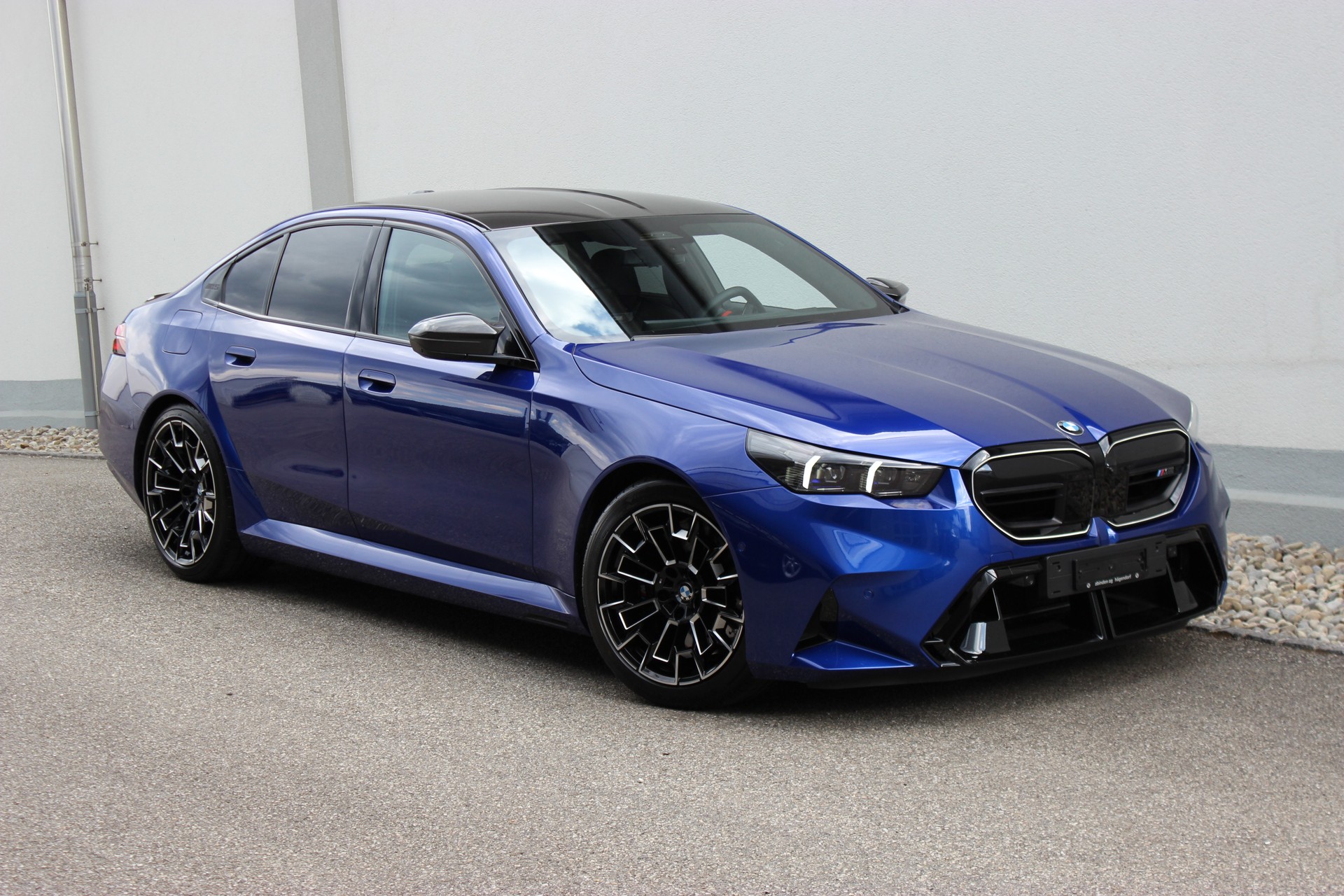 BMW M5 xDrive *M Marina Bay Blau metallic*-showroom-element-2
